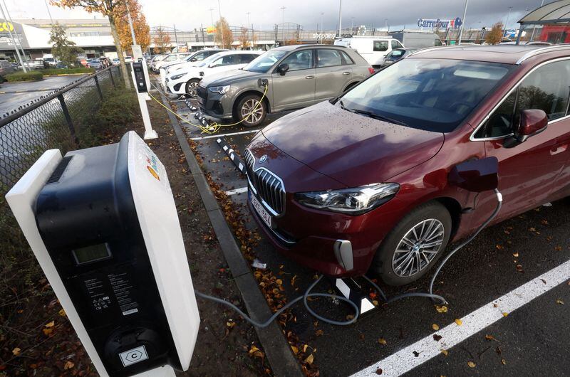 Fotografía de archivo de un lugar de carga de vehículos eléctricos. (Crédito: REUTERS / Yves Herman)