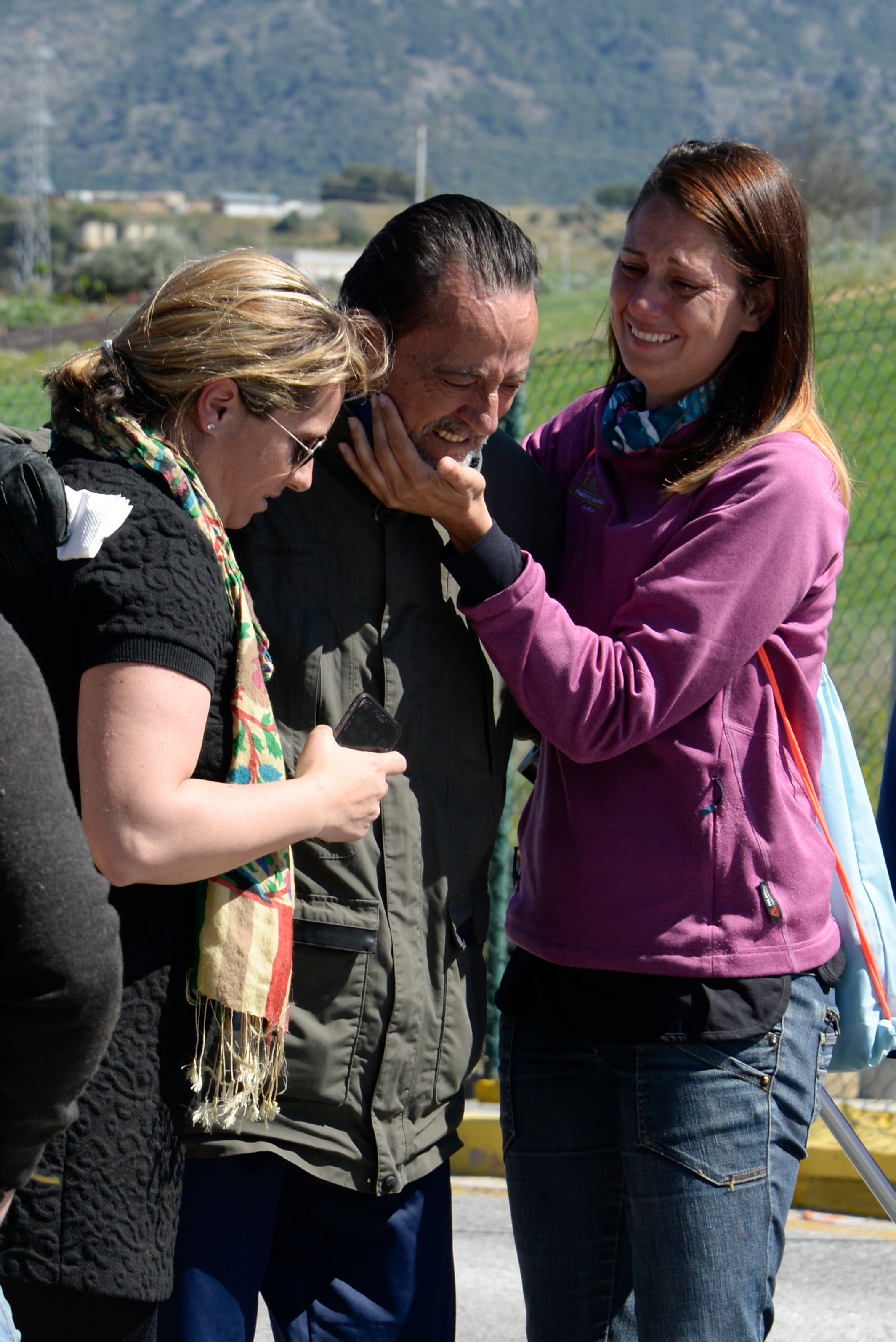 Julián Muños junto a sus hijas Elia y Eloisa tras salir de prisión, 2016 (Europa Press)