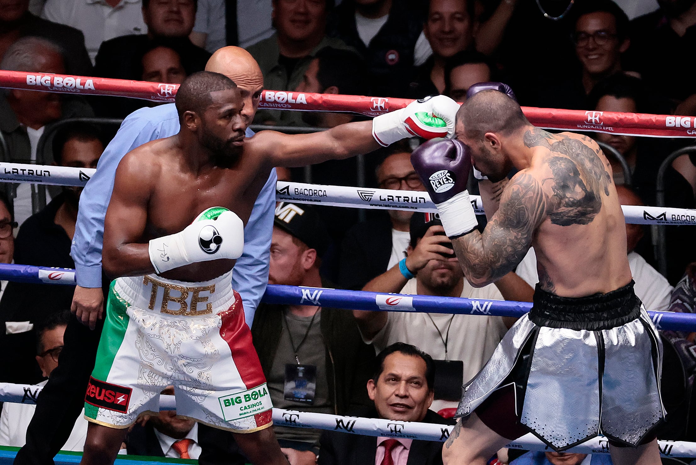 La leyenda del boxeo vino a México para una pelea de exhibición en una gira que ha tenido más de 8 sedes en todo el mundo. (EFE/José Méndez)
