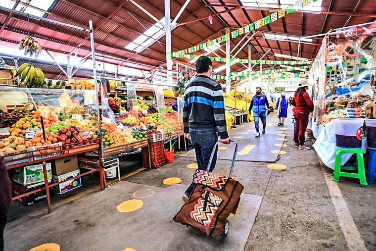 Los padres de familia y las amas de casa vienen sufriendo el golpe de alza de algunos productos de la canasta básica familiar en Lima.