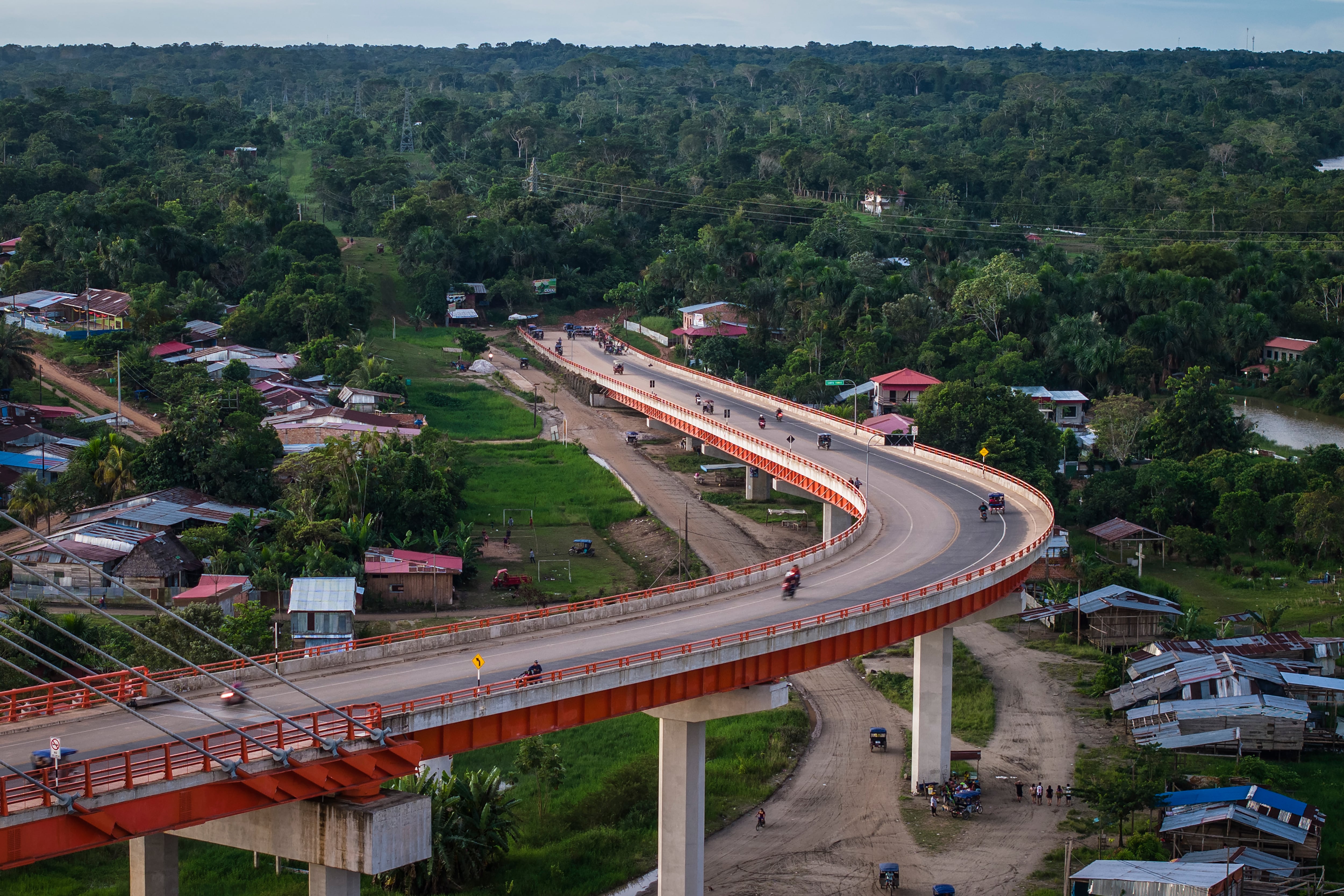 Residentes conducen en un puente, parte de un proyecto federal que pasa sobre el río Nanay, en Iquitos, Perú, el domingo 26 de mayo de 2024. (AP Foto/Rodrigo Abd)