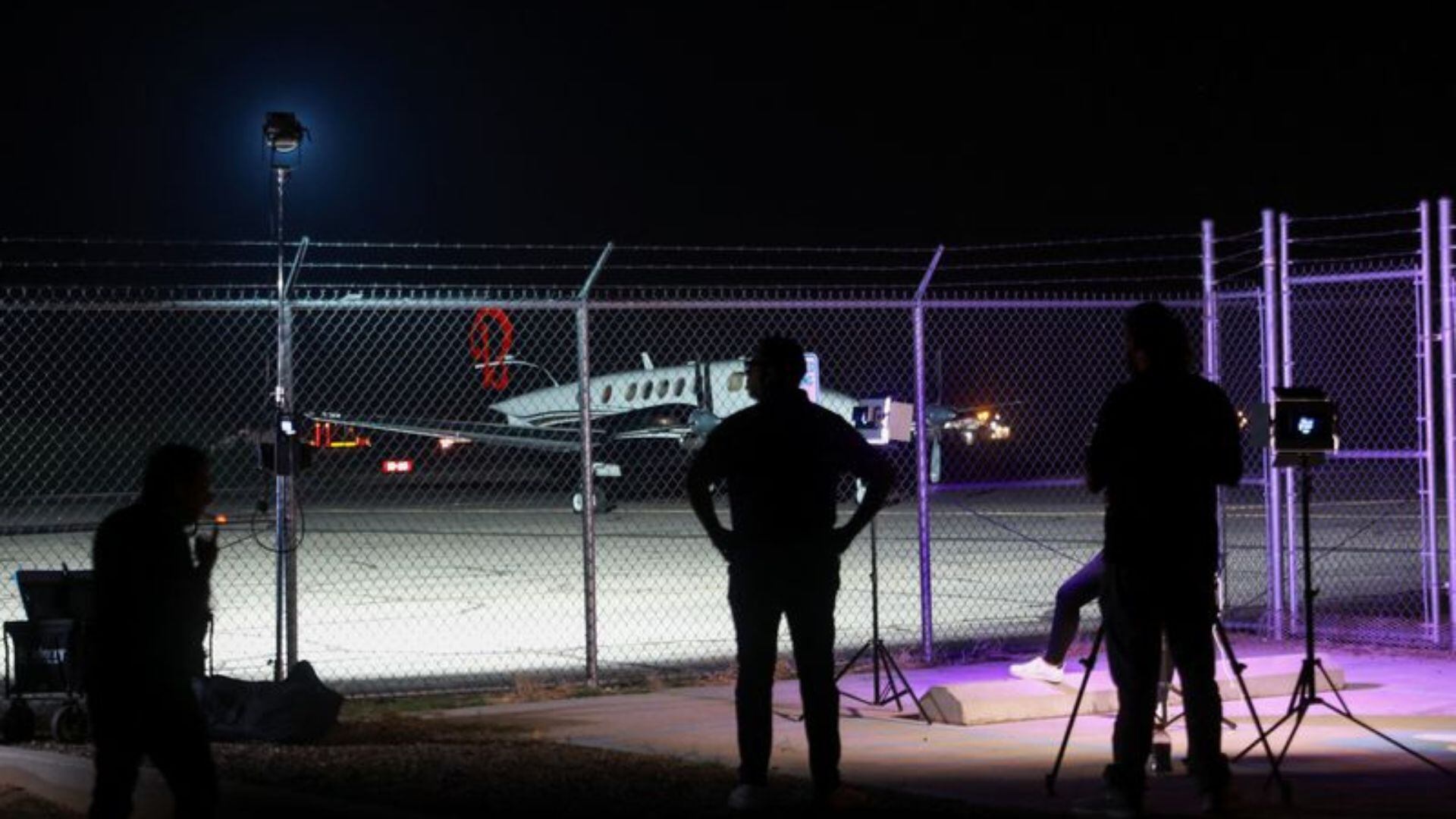 Personal de medios de comunicación en el aeropuerto privado del condado de Doña Ana, donde un avión que se cree transportaba al narcotraficante mexicano Ismael "El Mayo" Zambada y a Joaquín Guzmán López, hijo del exsocio de Zambada, Joaquín "El Chapo" Guzmán, que fueron detenidos en El Paso, Texas, se ve en la pista, en Santa Teresa, Nuevo México, EEUU, 25 de julio de 2024. REUTERS/José Luis González