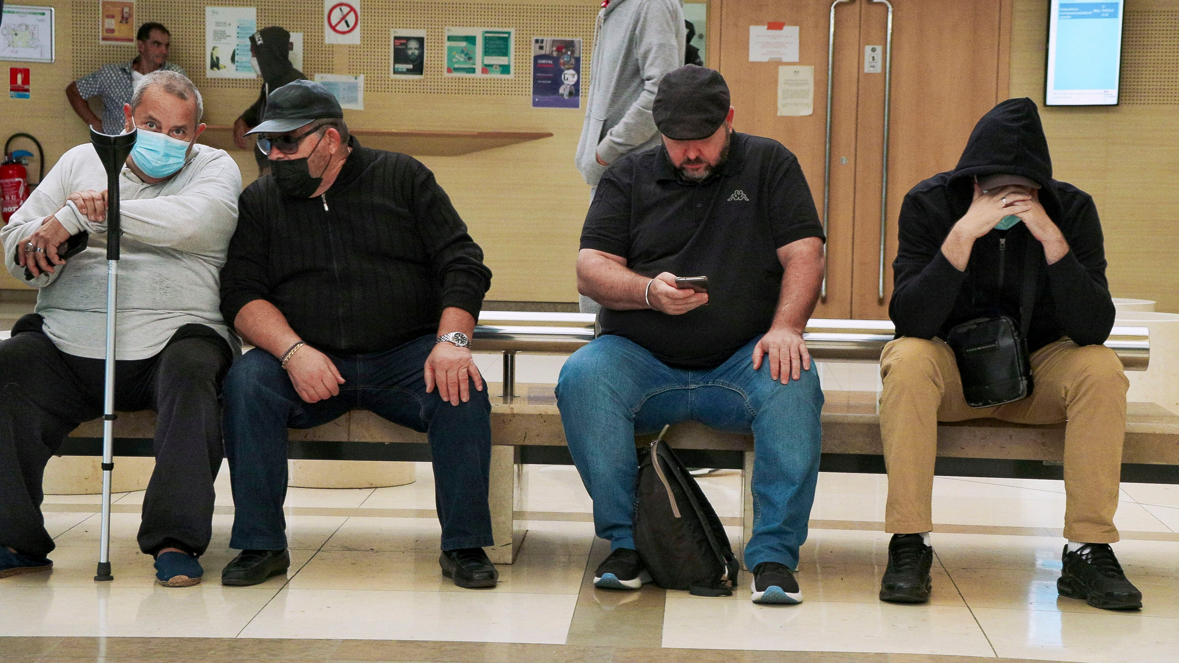 Algunos de los acusados de violar a Gisele Pelicot, en el banquillo en los tribunales de Aviñon, Francia. (EFE/ Edgar Sapiña Manchado)
