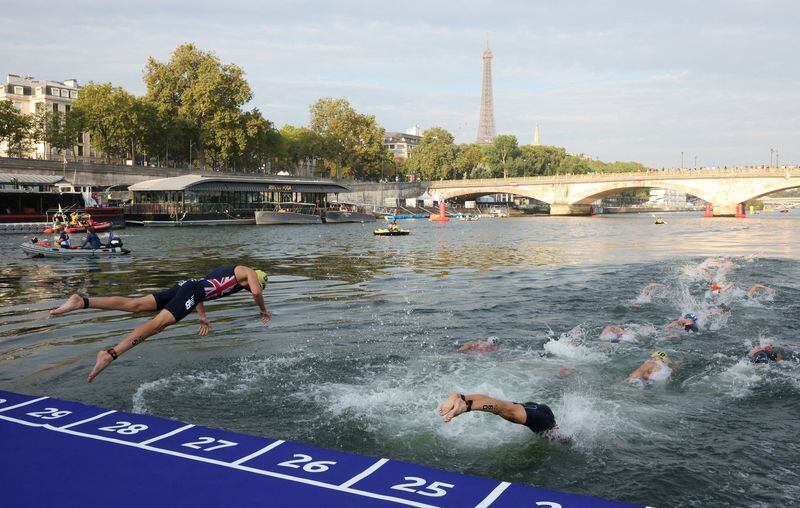 Atletas compiten en el evento de prueba de triatlón élite masculino en el río Sena (REUTERS/Stephanie Lecocq/File Photo)