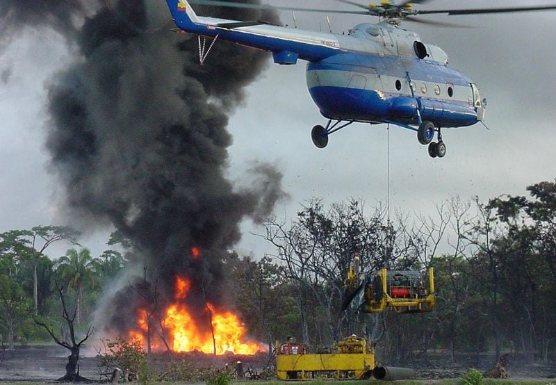 FOTO DE ARCHIVO. Un helicóptero participa en las labores de reparación del oleoducto colombiano Caño Limón-Coveñas después de un ataque cOn explosivos delELN en Arauquita, departamento de Arauca, Colombia, 13 de julio, 2001. REUTERS/