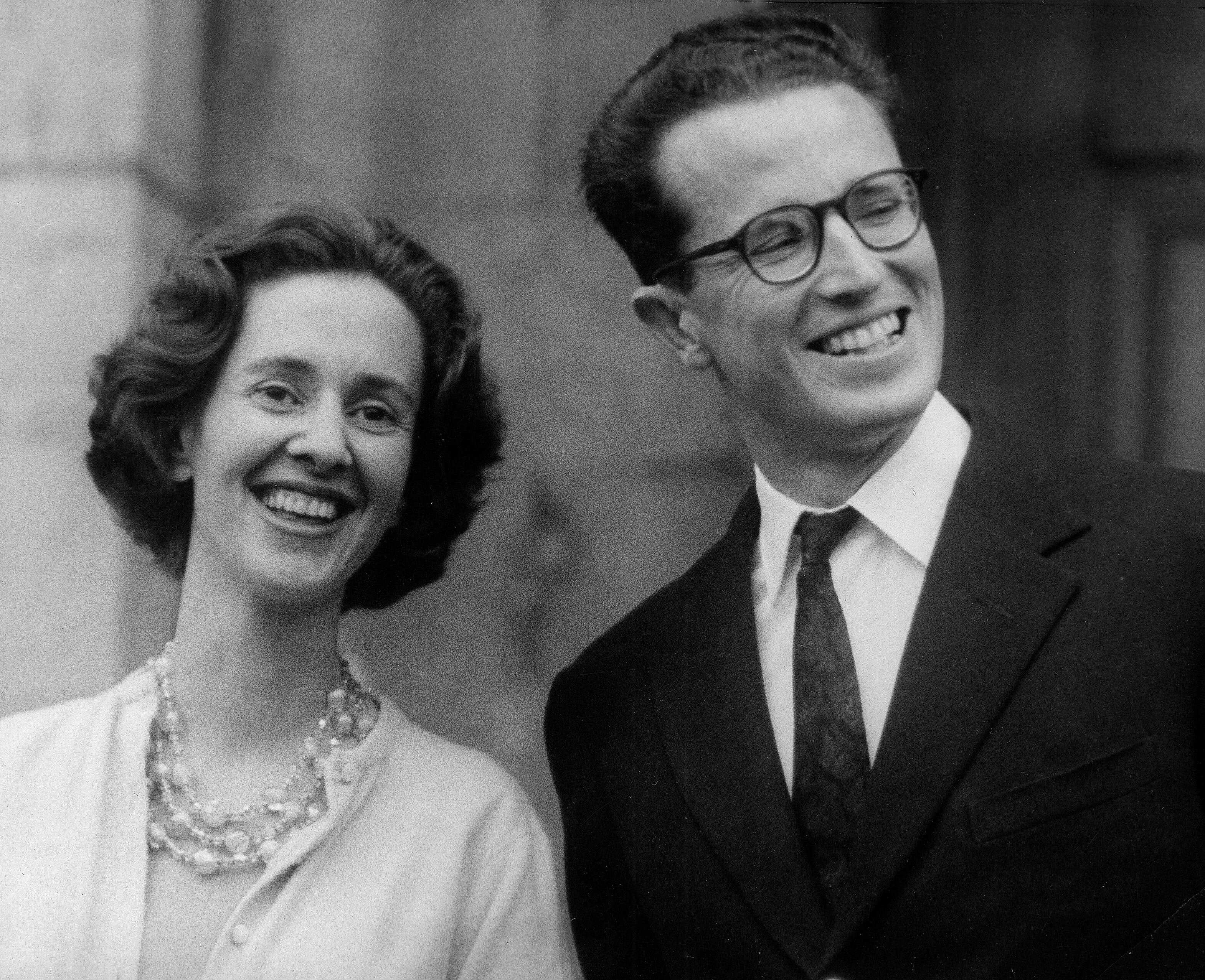 Imagen de archivo de 1960 del rey Balduino de Bélgica y su entonces prometida, Fabiola de Mora y Aragón, posando para la prensa mundial tras ser anunciado su compromiso matrimonial. EFE//ct 