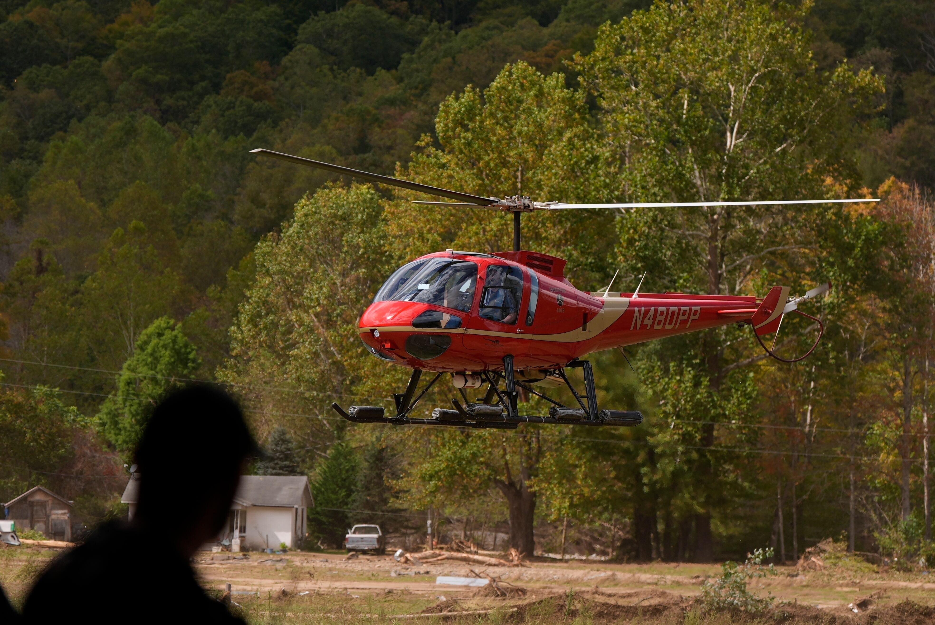 La FAA estableció controles de tráfico necesarios tras aproximaciones peligrosas debido a actividades de socorro. (AP/Mike Stewart)