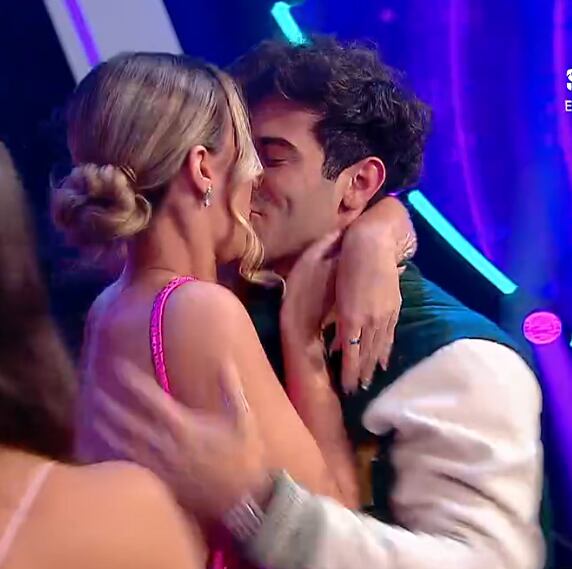 El tierno beso entre Flor Regidor y Nico Grosman