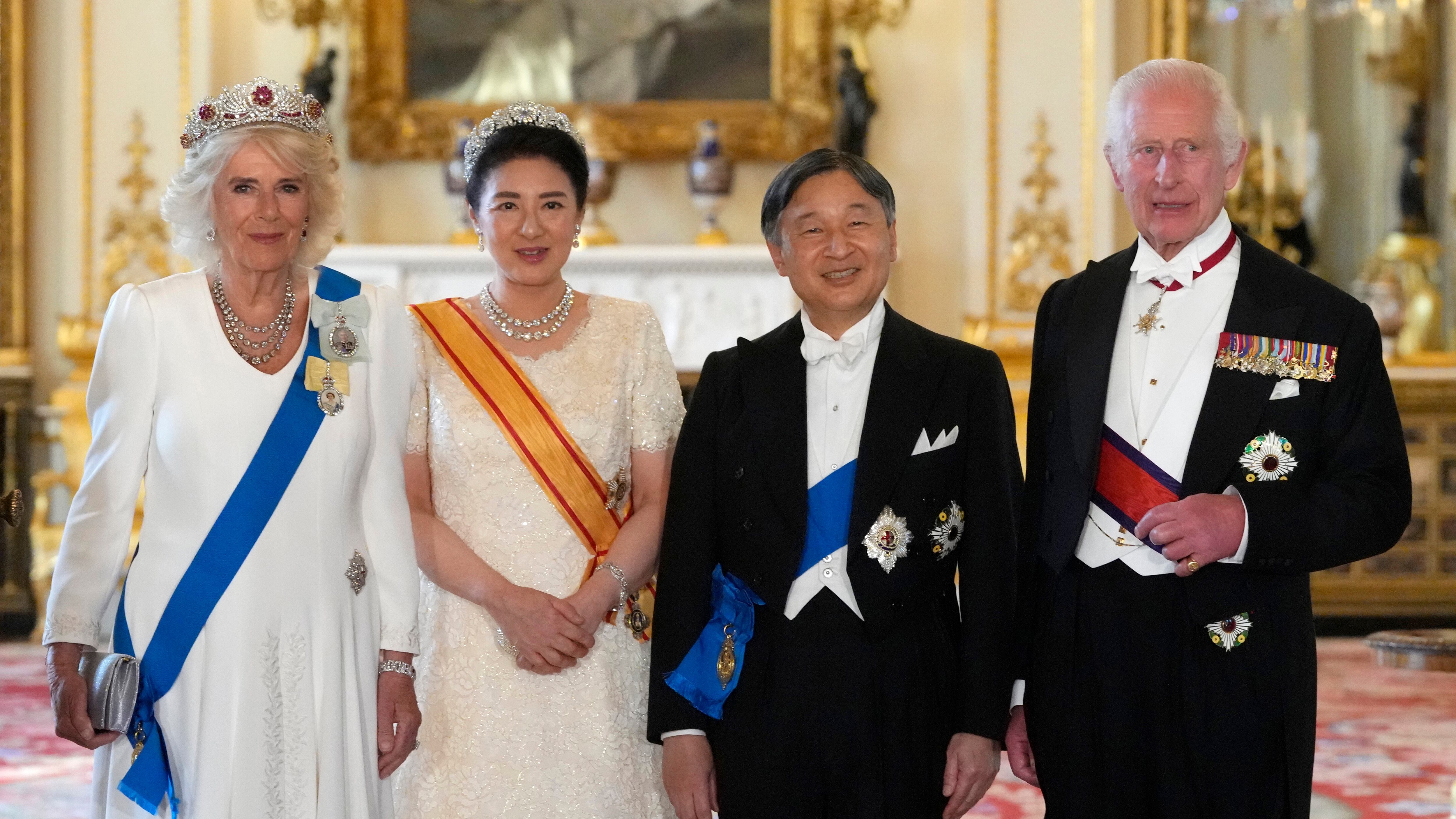 El rey Carlos III de Gran Bretaña (R), el emperador Naruhito de Japón, la emperatriz Masako y la reina Camilla (L), durante la visita de estado a Gran Bretaña del emperador japonés y Emperatriz en el Palacio de Buckingham el 25 de junio de 2024 en Londres, Inglaterra. (Kirsty Wigglesworth/Getty Images)