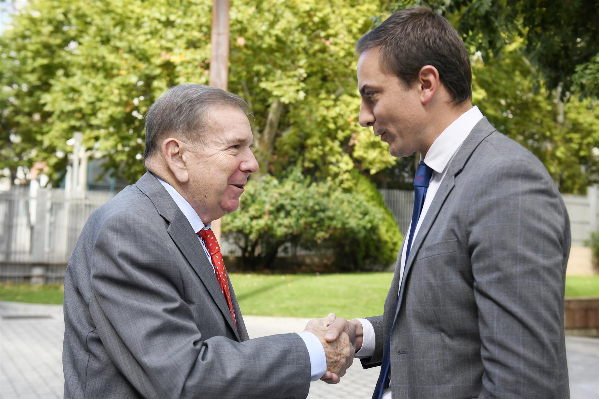 Lobato recibe a Edmundo González en la Asamblea y le agradece su papel en la 