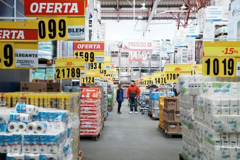 Los problemas de inflación crónica de Argentina llevaron a aumentos de precios en poco más de un cuarto de siglo de 100.000%, aquellos $2 de principios de los 90 equivalen hoy a un valor de entre 3.000 pesos (Reuters)