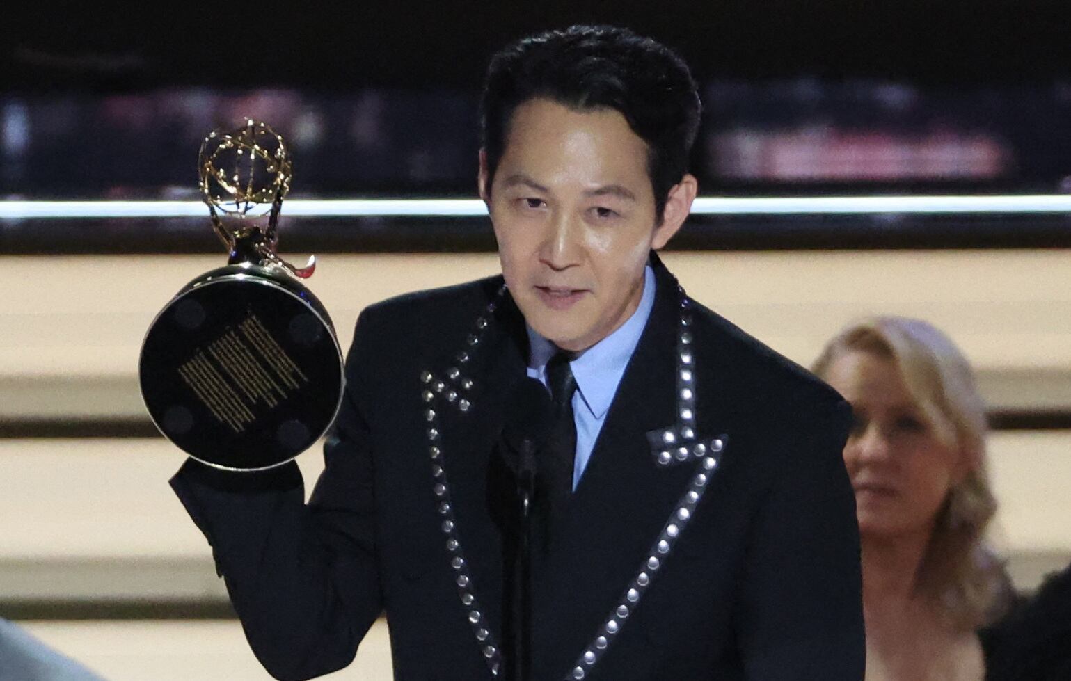 Lee Jung-jae hizo historia en los Premios Emmy 2022 al ganar el premio a Mejor Actor Principal en una Serie Dramática, siendo el primer actor de habla no inglesa en lograrlo (REUTERS/Mario Anzuoni)