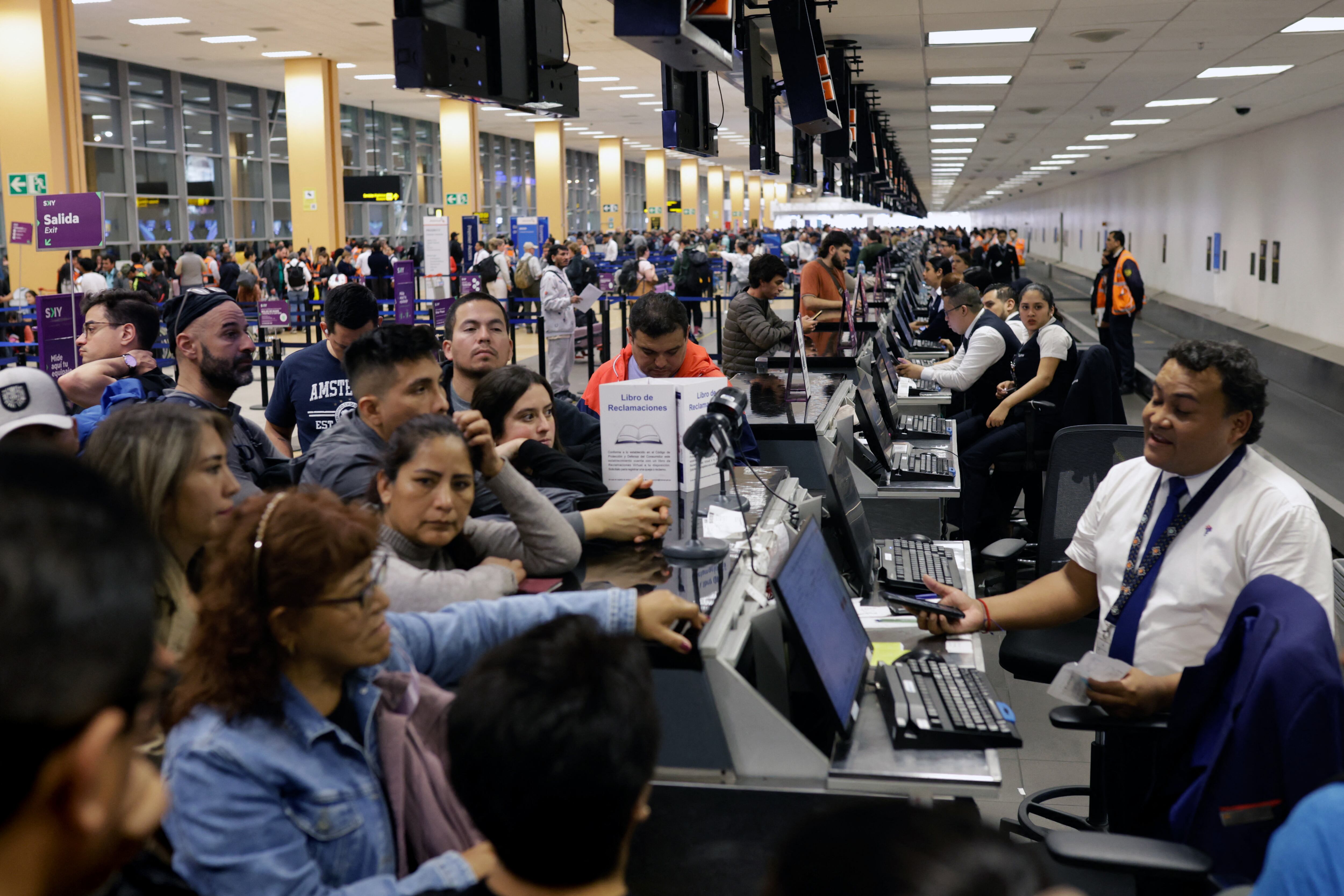 Miles de personas desesperados por cancelación y reprogramación de vuelos a sus países y dentro del Perú