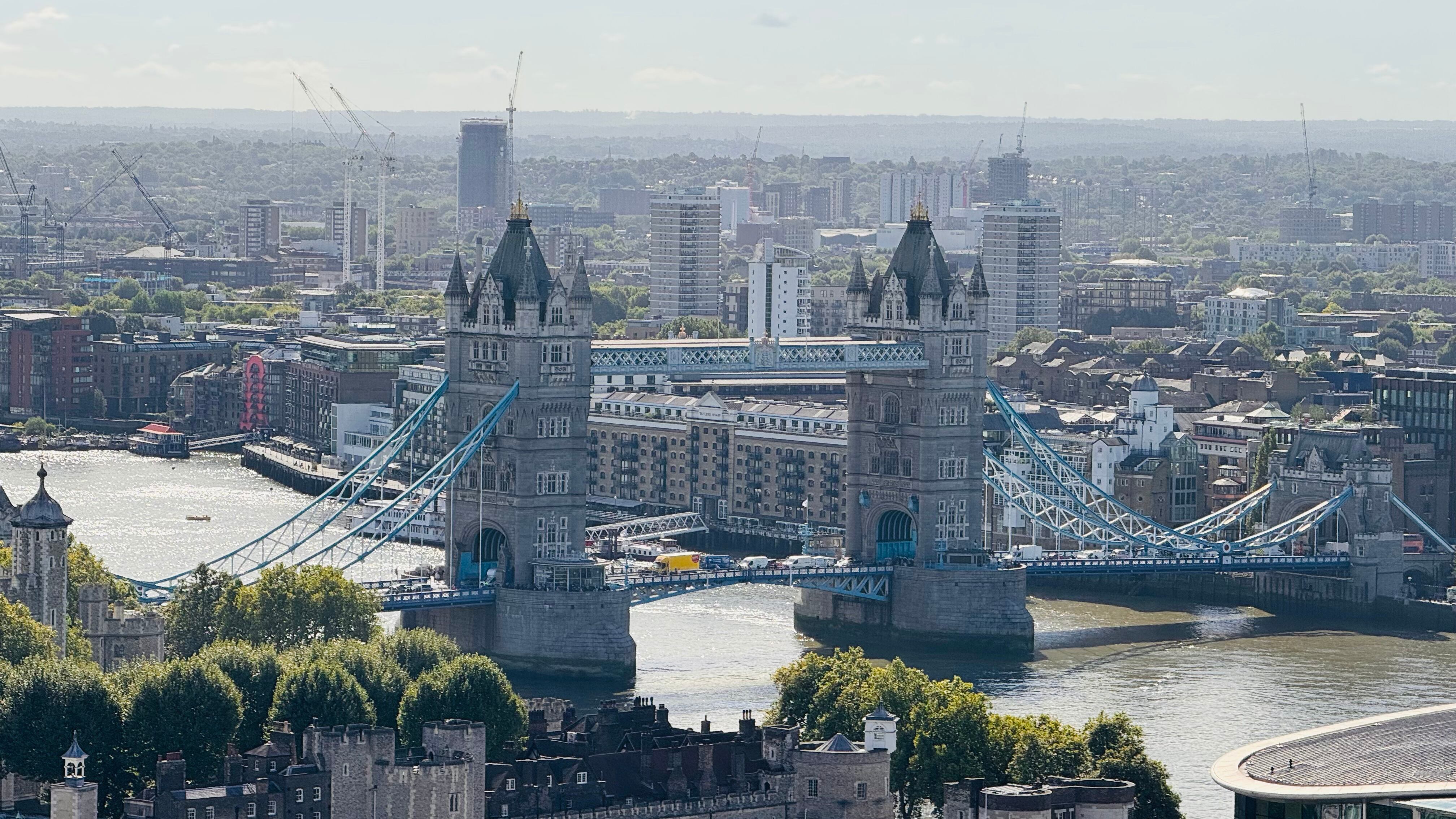 Lugares icónicos de Londres que no pueden faltar en tu visita. La capital del Reino Unido ofrece una rica mezcla de historia, cultura y modernidad. Desde el Tower of London hasta el palacio de Buckingham, un repaso por los rincones que definen esta ciudad única