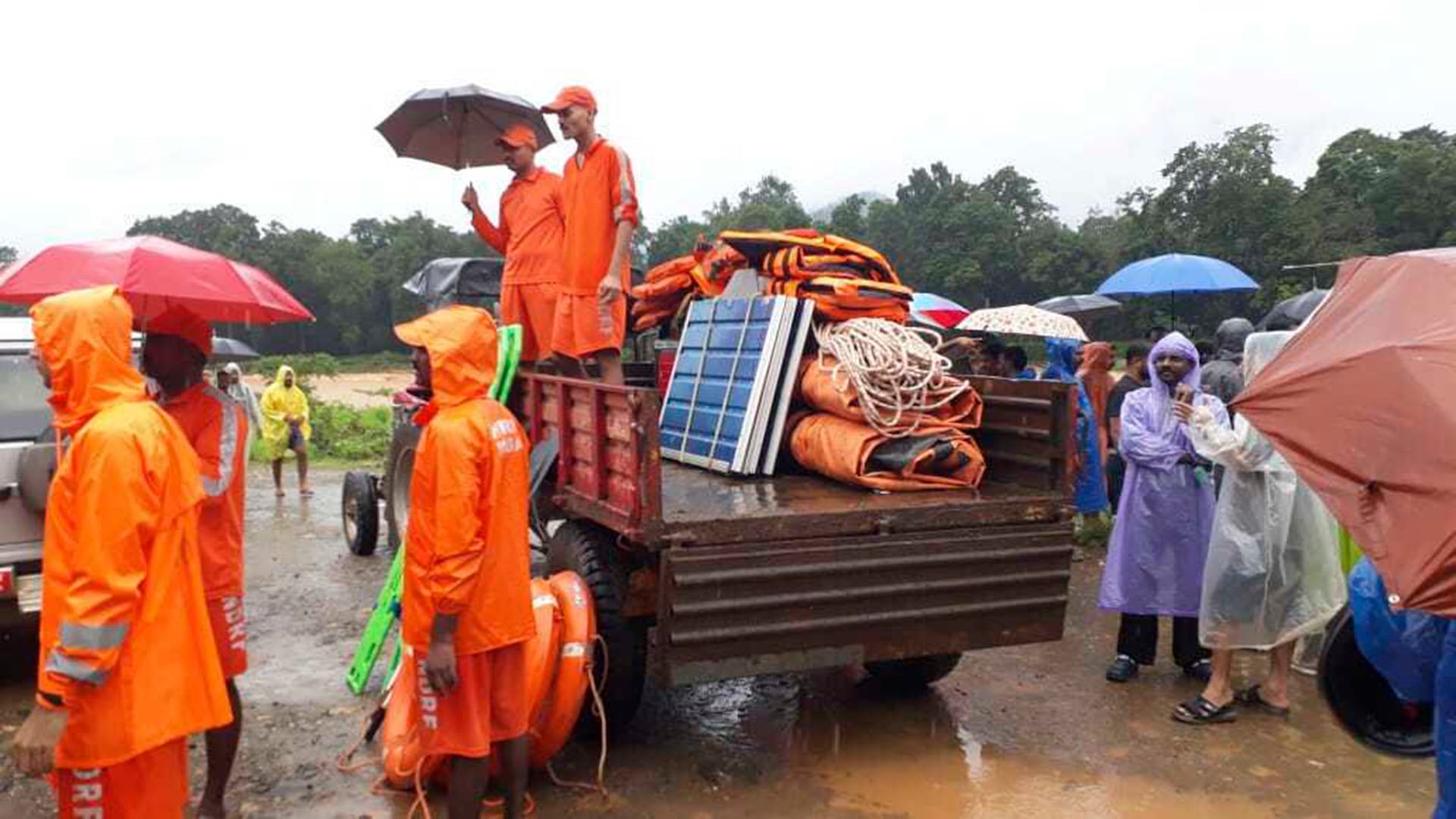 Deslizamientos de tierra causados por fuertes lluvias matan a 49 personas y entierran a muchas otras en el sur de la India