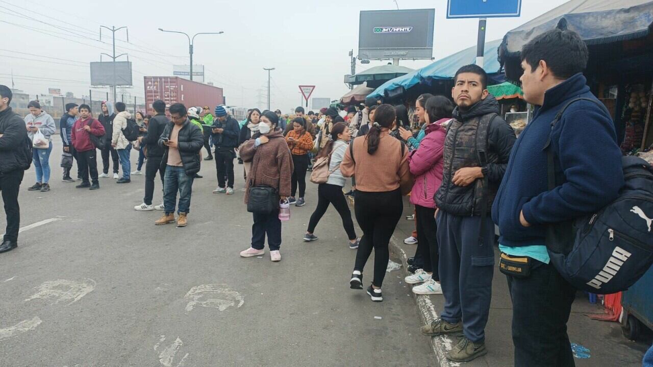 Un grupo de personas espera por más de una hora una de las líneas que pasa por la Panamericana Norte, pero hay ausencia de buses por el paro del 26 de septiembre.