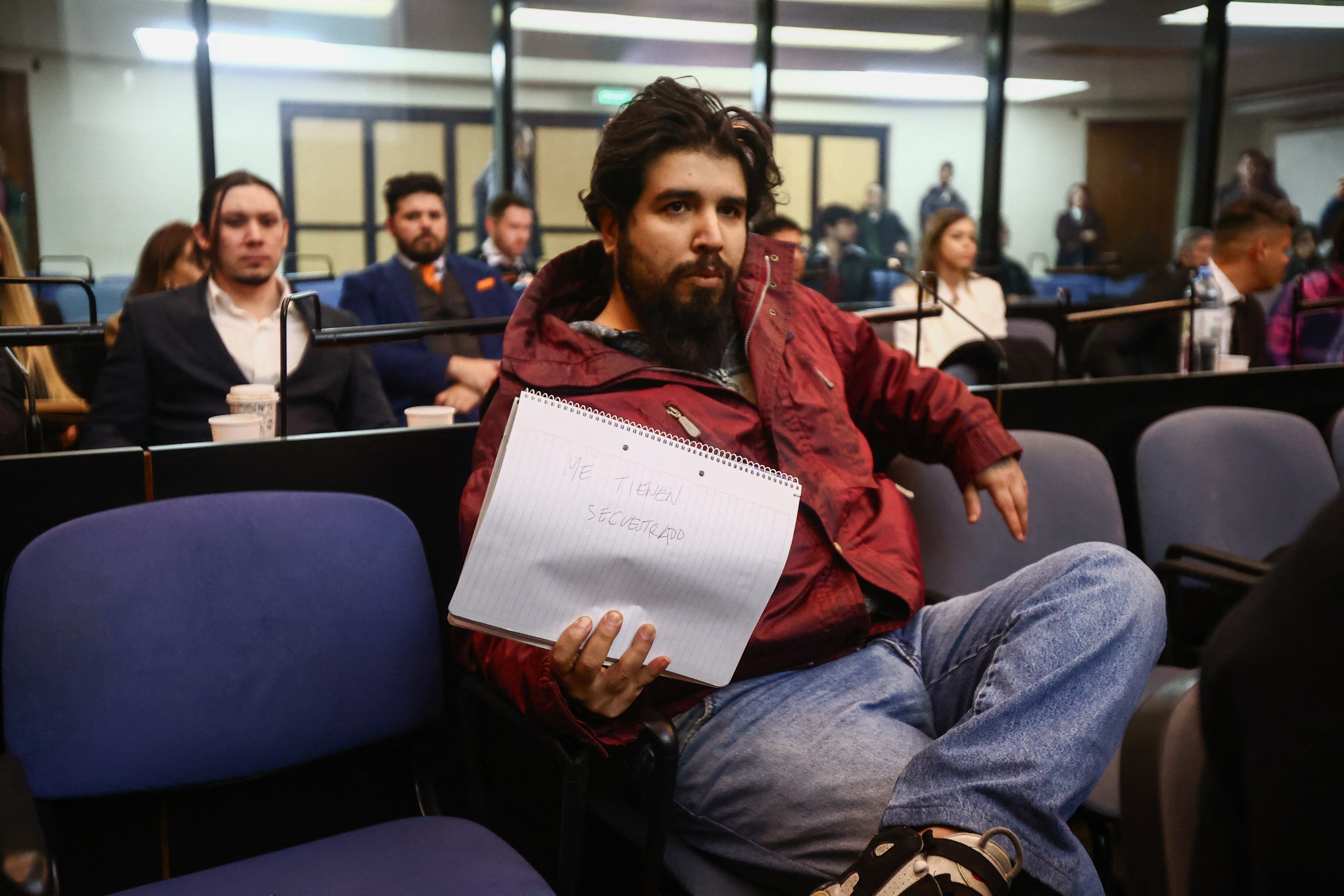 "Me tienen secuestrado", dice el el mensaje que escribió Fernando Sabag Montiel en el inicio del juicio por el atentado contra Cristina Kirchner (Foto: Reuters / Tomas Cuesta)