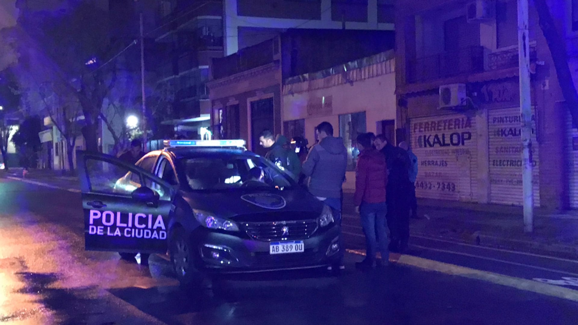 El patrullero donde los dos delincuentes tuvieron rehenes a los dos efectivos de la Policía de la Ciudad es peritado luego de finalizado el hecho. Twitter 