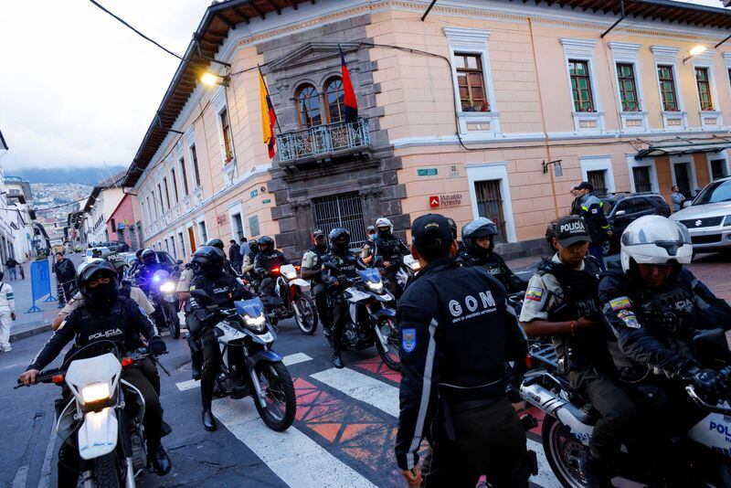 Agentes de policía patrullan el centro histórico de Quito tras un estallido en enero de 2024. (REUTERS/Karen Toro)
