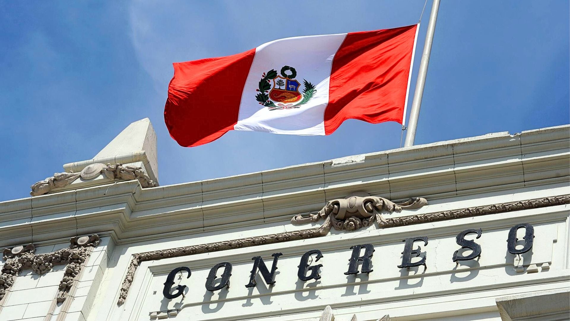 bandera peruana del Congreso