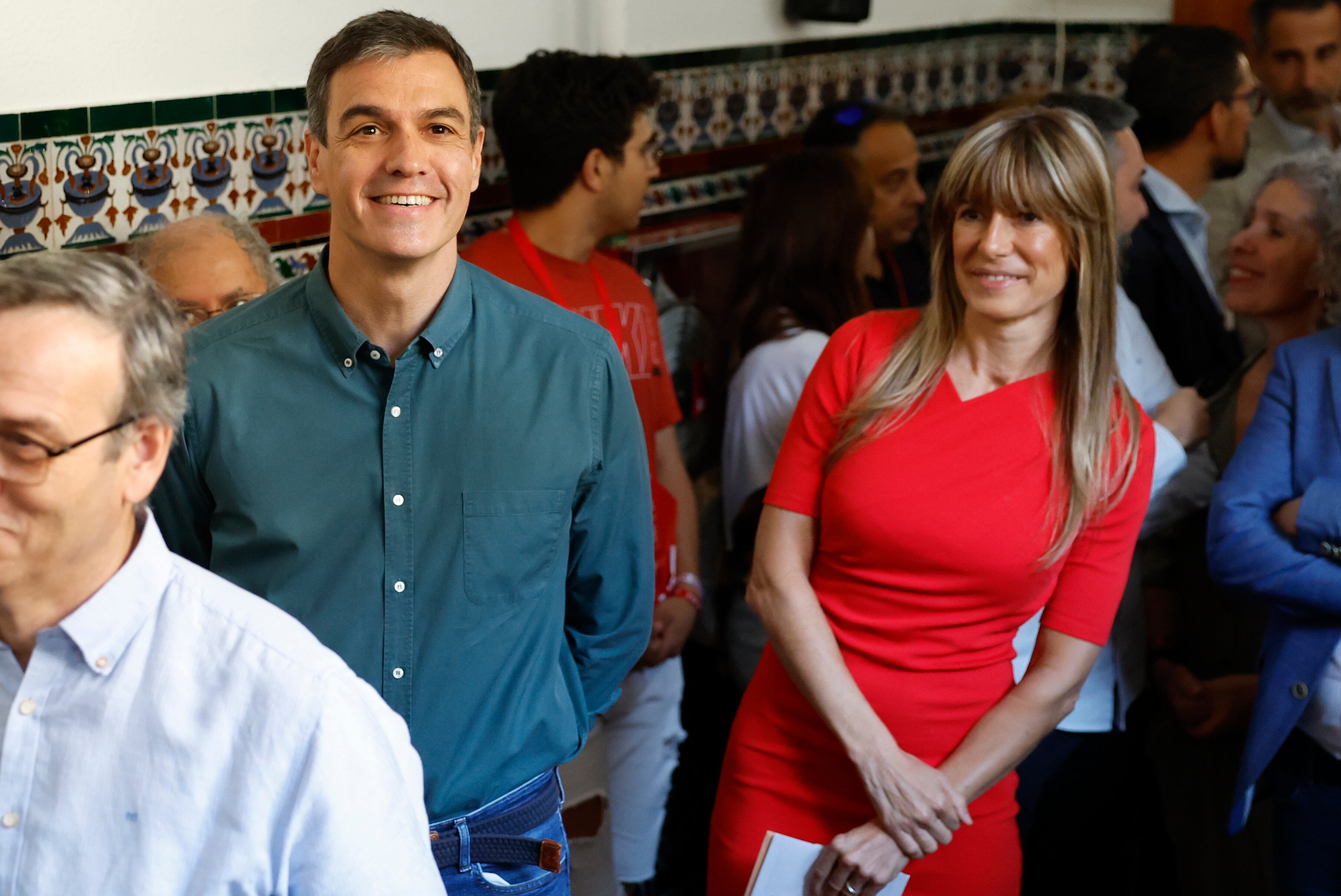 El presidente del Gobierno, Pedro Sánchez, y su esposa, Begoña Gómez. (Ballesteros/EFE)