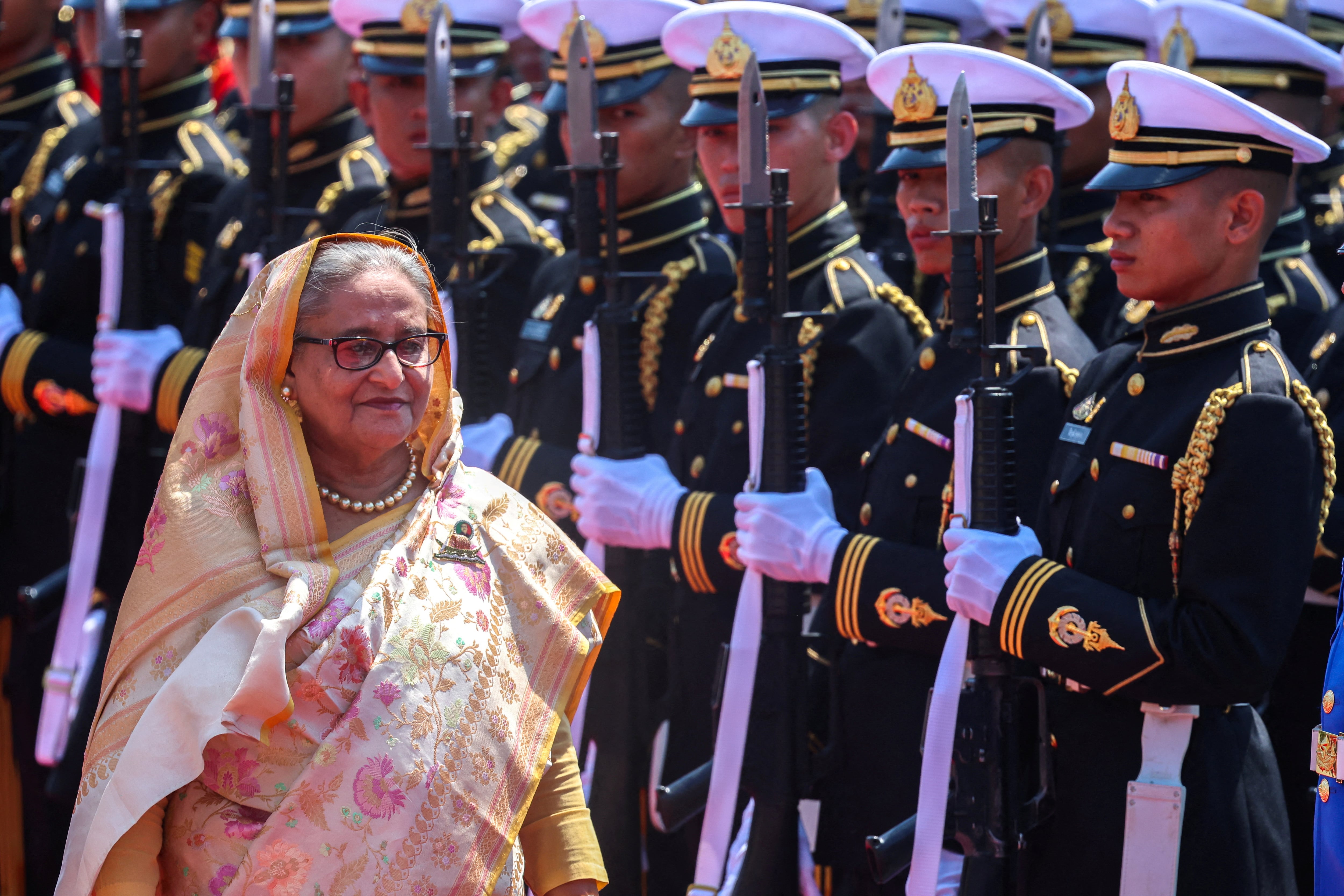 La primera ministra de Bangladesh, Sheikh Hasina, pasa revista a una guardia de honor en la Casa de Gobierno, durante su visita a Tailandia, en Bangkok, Tailandia, 26 de abril de 2024. (REUTERS/Athit Perawongmetha/archivo)