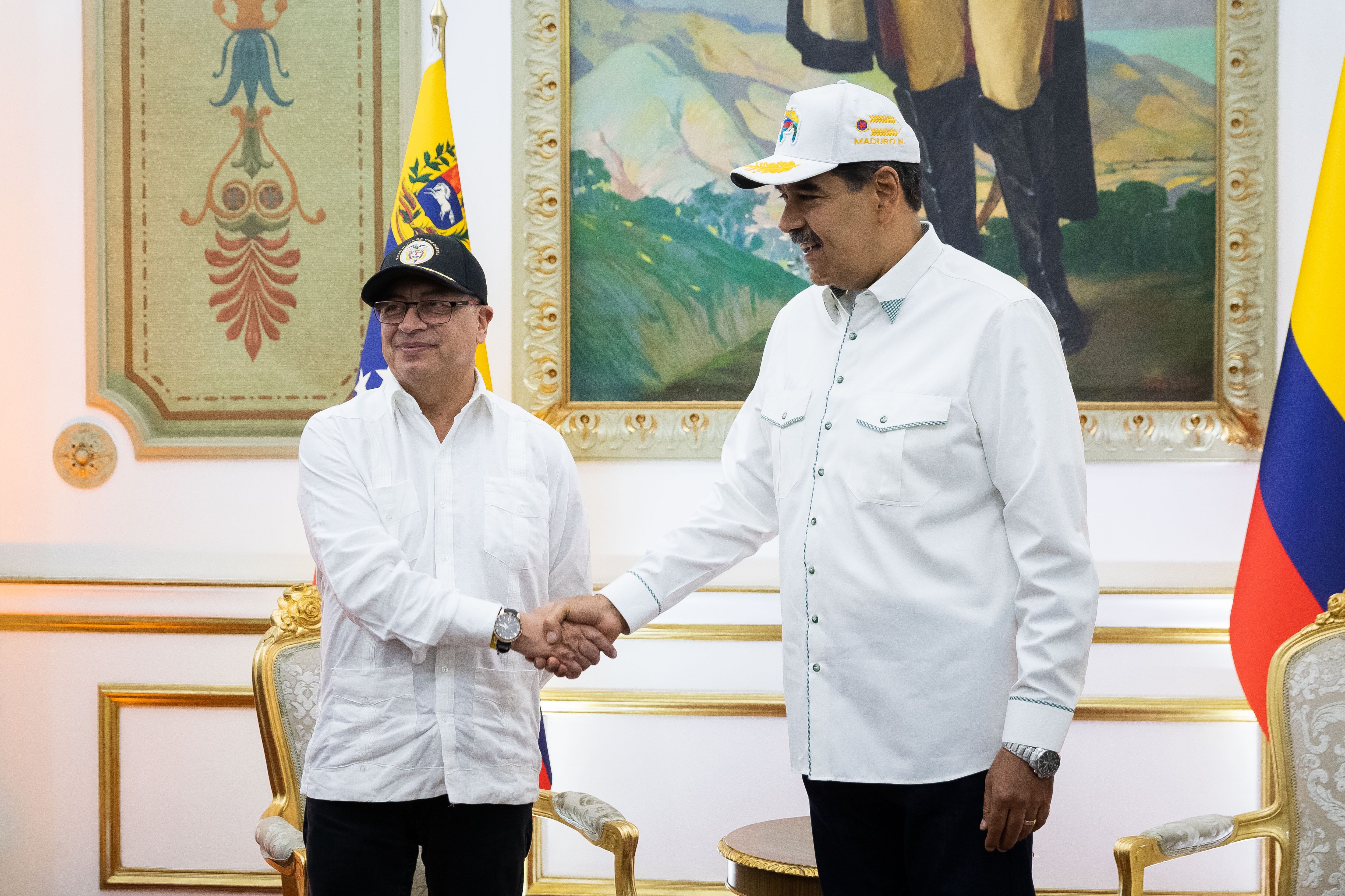 El presidente de Colombia, Gustavo Petro (i), estrecha la mano del presidente de Venezuela, Nicolás Maduro, durante una reunión el 9 de abril de 2024, en el Palacio de Miraflores, en Caracas (Venezuela). EFE/ Rayner Peña R.
