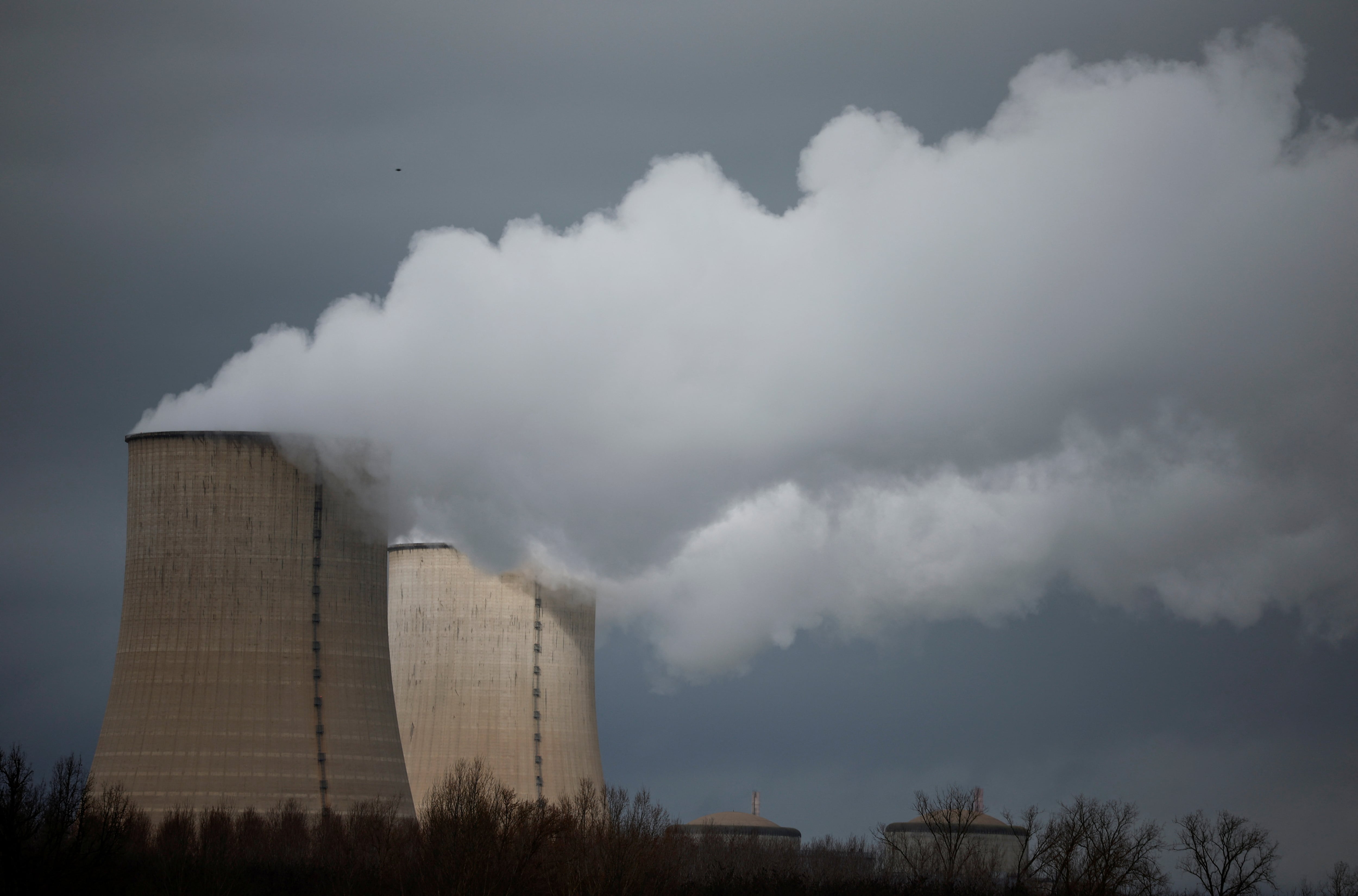 Según Attal, los consumidores franceses podrán utilizar de la electricidad generada en las centrales nucleares y beneficiarse de la baja de los costos (REUTERS)