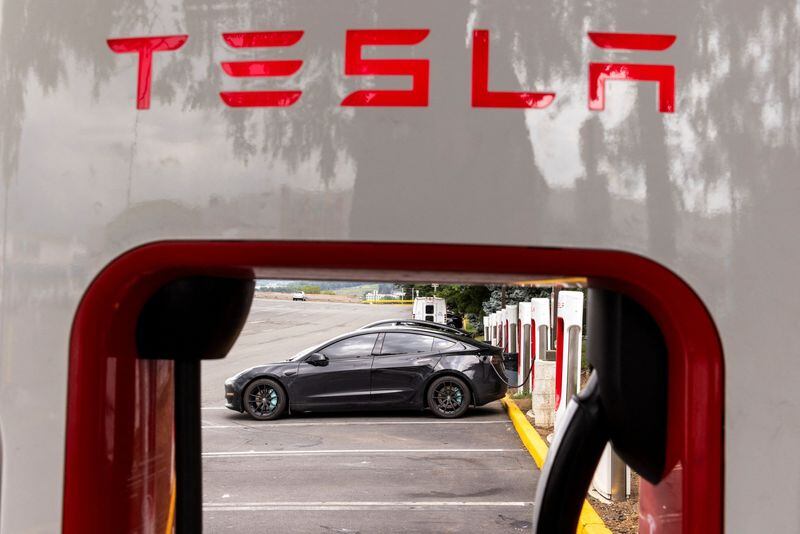 Foto del martes de un auto de Tesla en una estación de carga eléctrica en New Jersey
July 23, 2024.  REUTERS/Eduardo Munoz