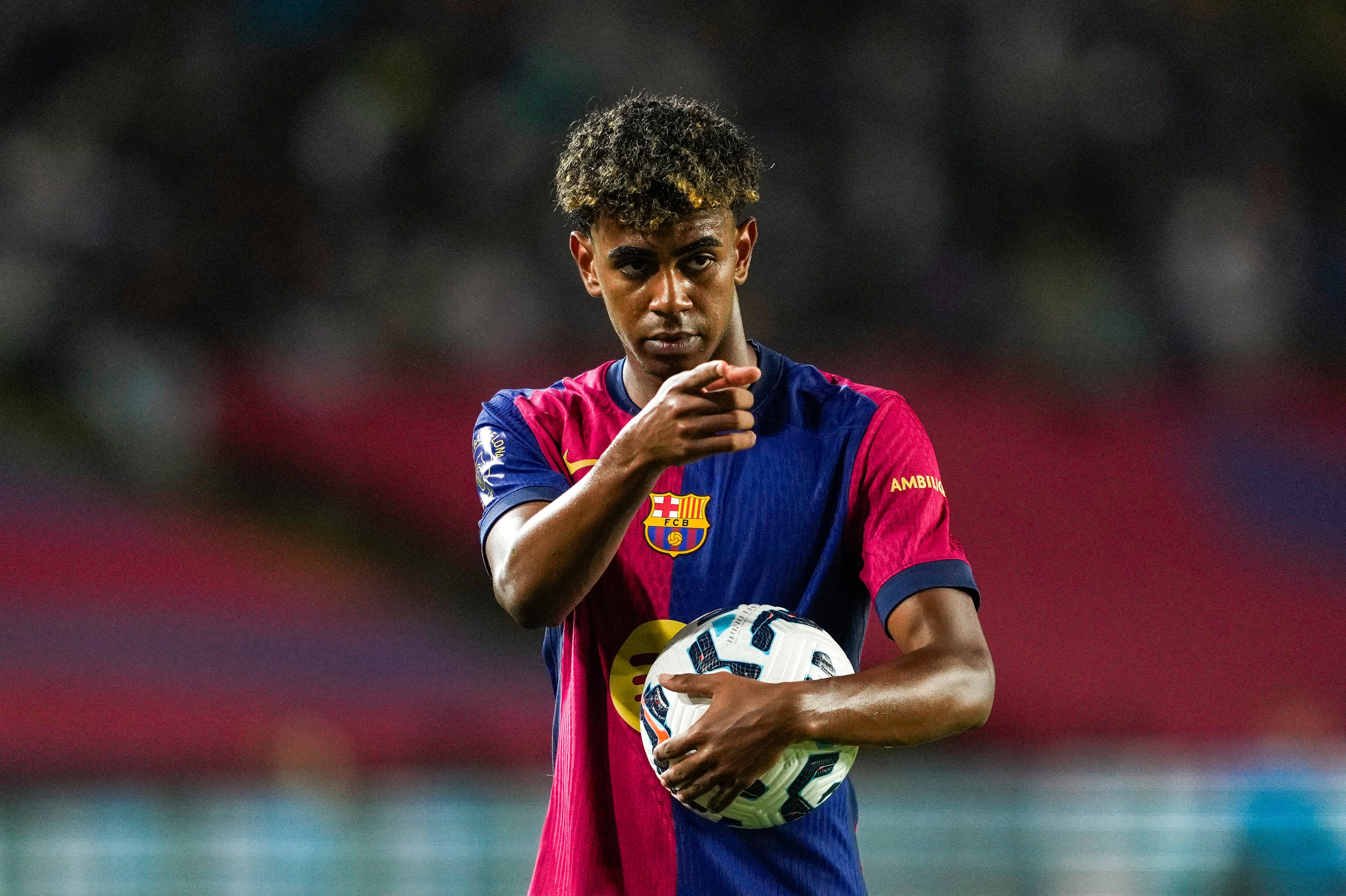 El delantero del Barcelona, Lamine Yamal, durante el partido del Trofeo Joan Gamper, que Barcelona y Mónaco disputaron en el estadio Olímpico Lluis Companys (EFE/ Alejandro García)