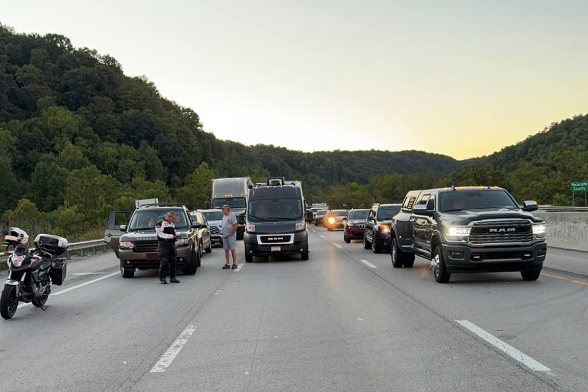 Un tiroteo en una autopista de Kentucky dejó al menos seis personas heridas: el atacante continúa prófugo (Camden Mink/Departamento de Bomberos de Mount Vernon/AP)