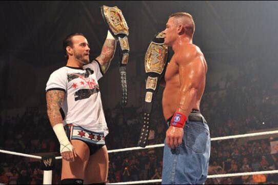 CM Punk contra John Cena (Foto: Twitter@WWE__History)