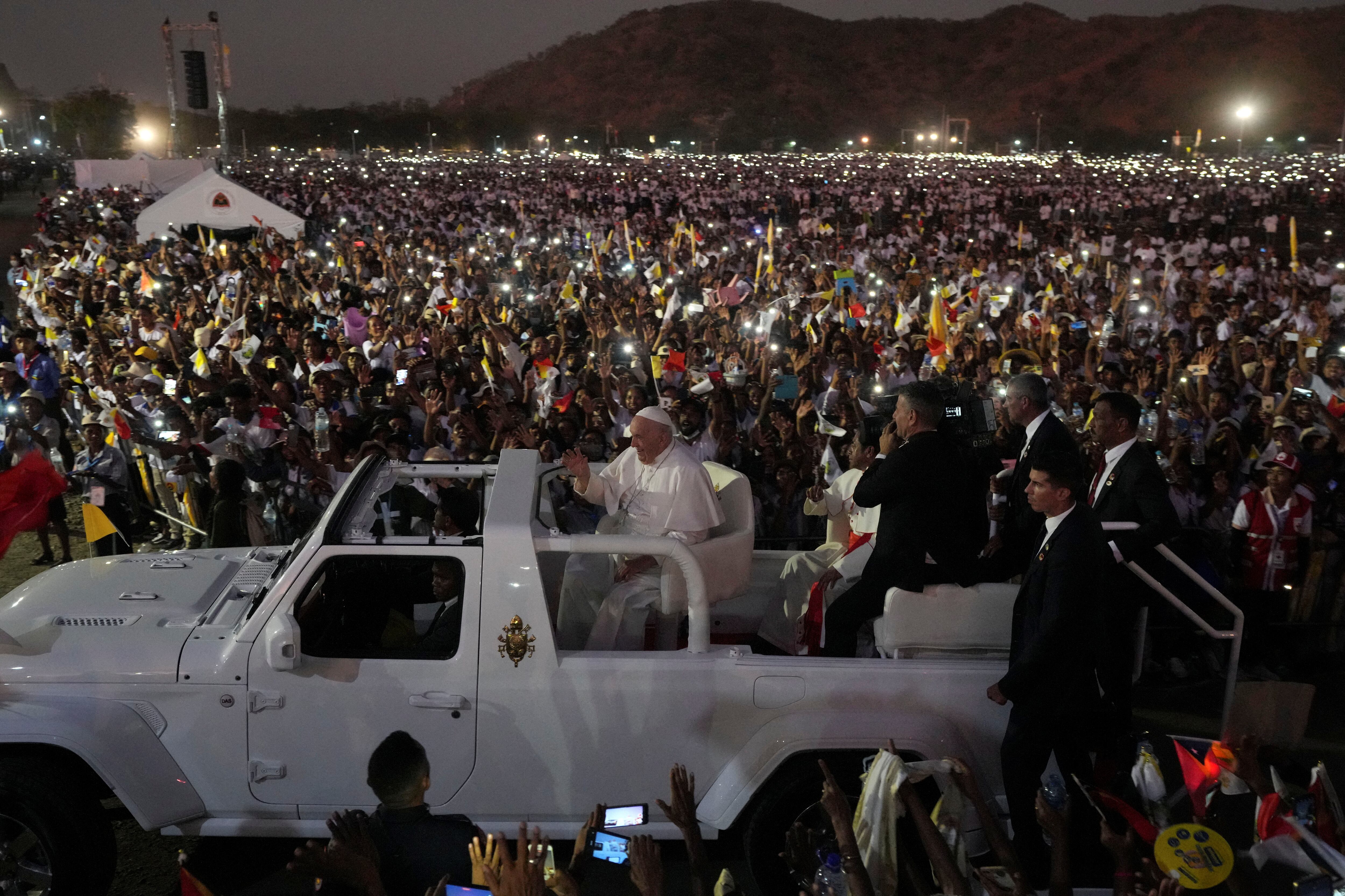 Francisco saludando a los fieles al término de la misa.