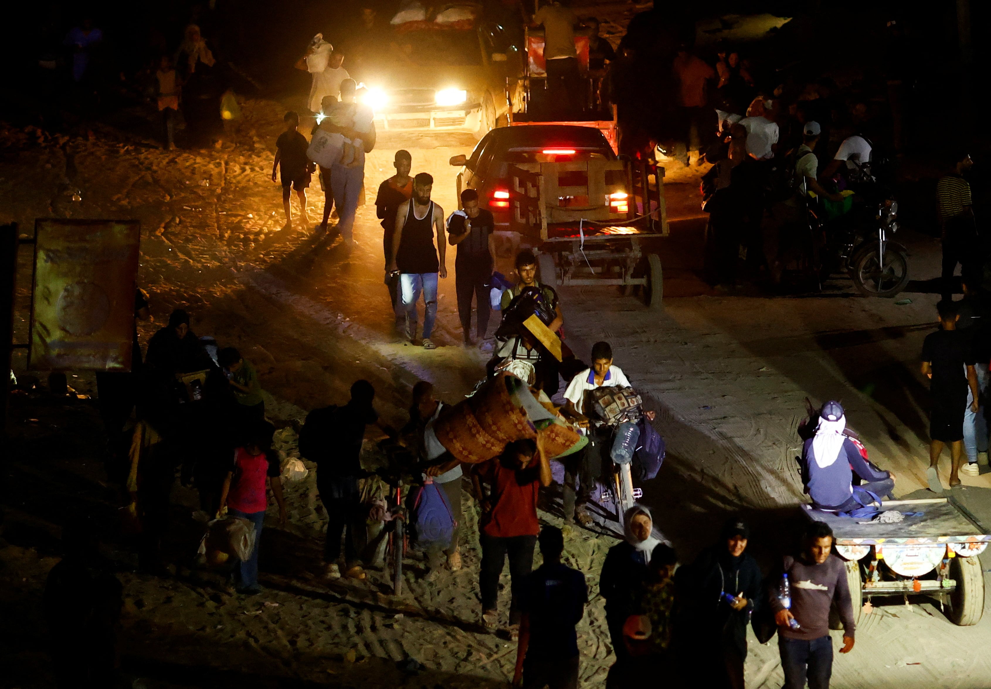 Los palestinos que huyeron de la parte oriental de Khan Younis caminan, después de que el ejército israelí les ordenara evacuar sus barrios, en medio del conflicto entre Israel y Hamas, en Khan Younis, en el sur de la Franja de Gaza, el 1 de julio de 2024. REUTERS/Mohammed Salem