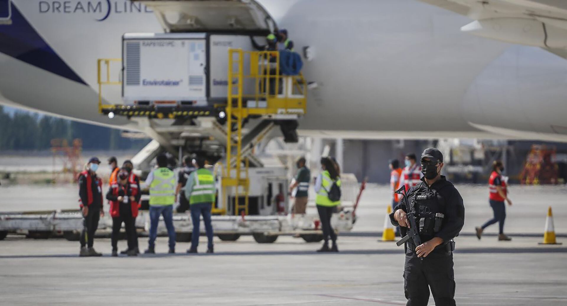 Detuvieron a un pasajero en el aeropuerto de Santiago de Chile por un falso aviso de bomba.