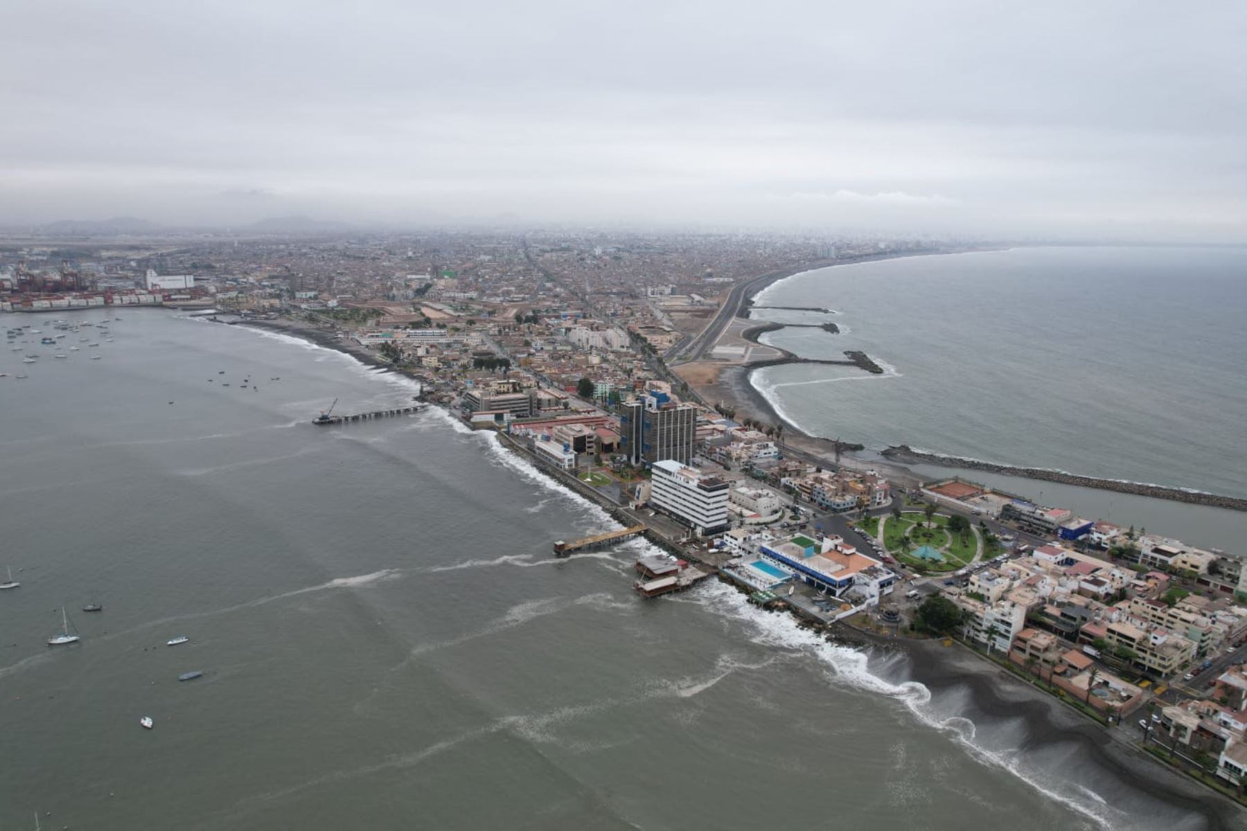 Fuertes oleajes en la costa peruana. (Foto: Andina)