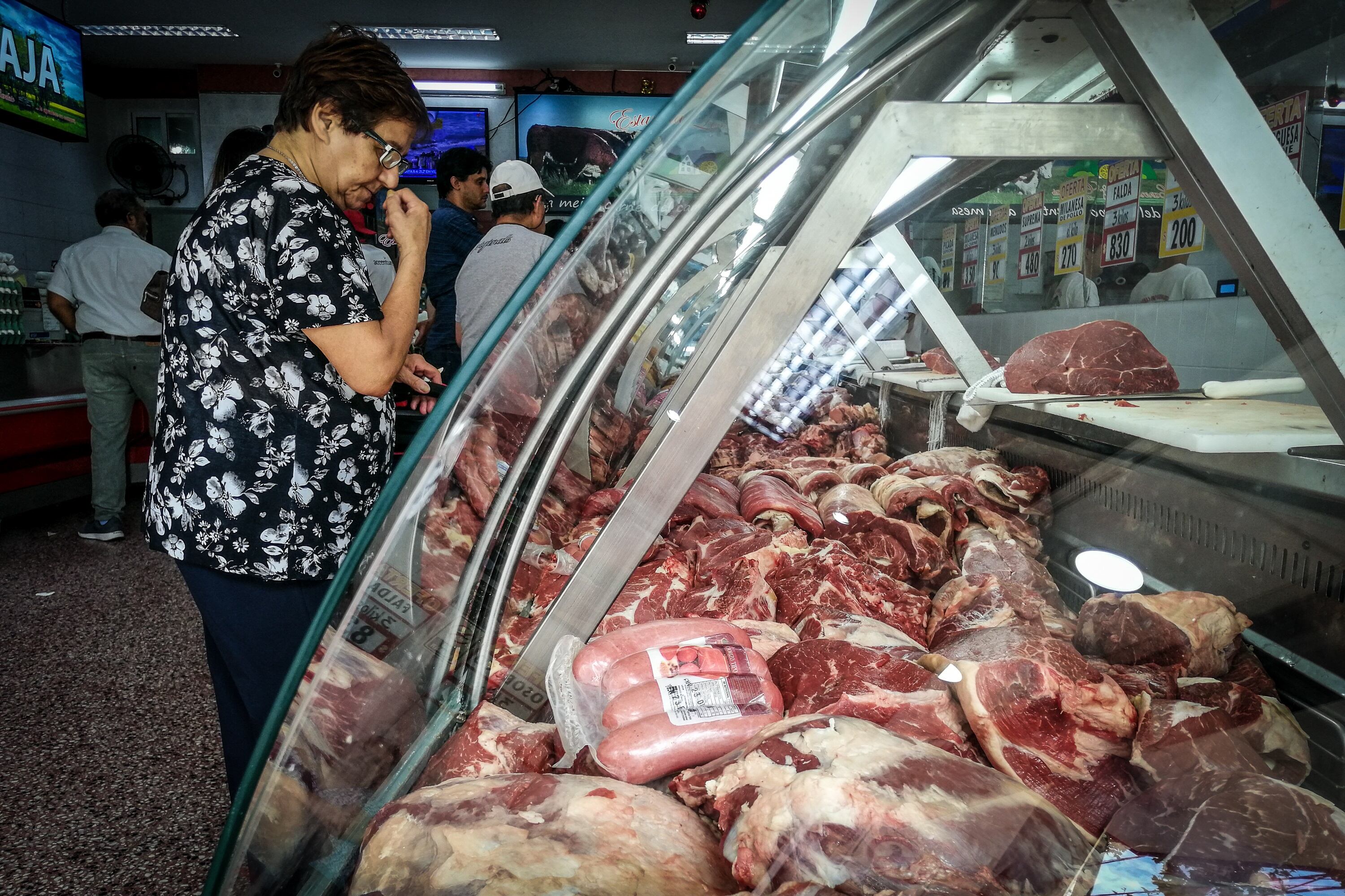 Fotografía de archivo de una mujer en una carnicería en Buenos Aires (Argentina). EFE/Juan Ignacio Roncoroni
