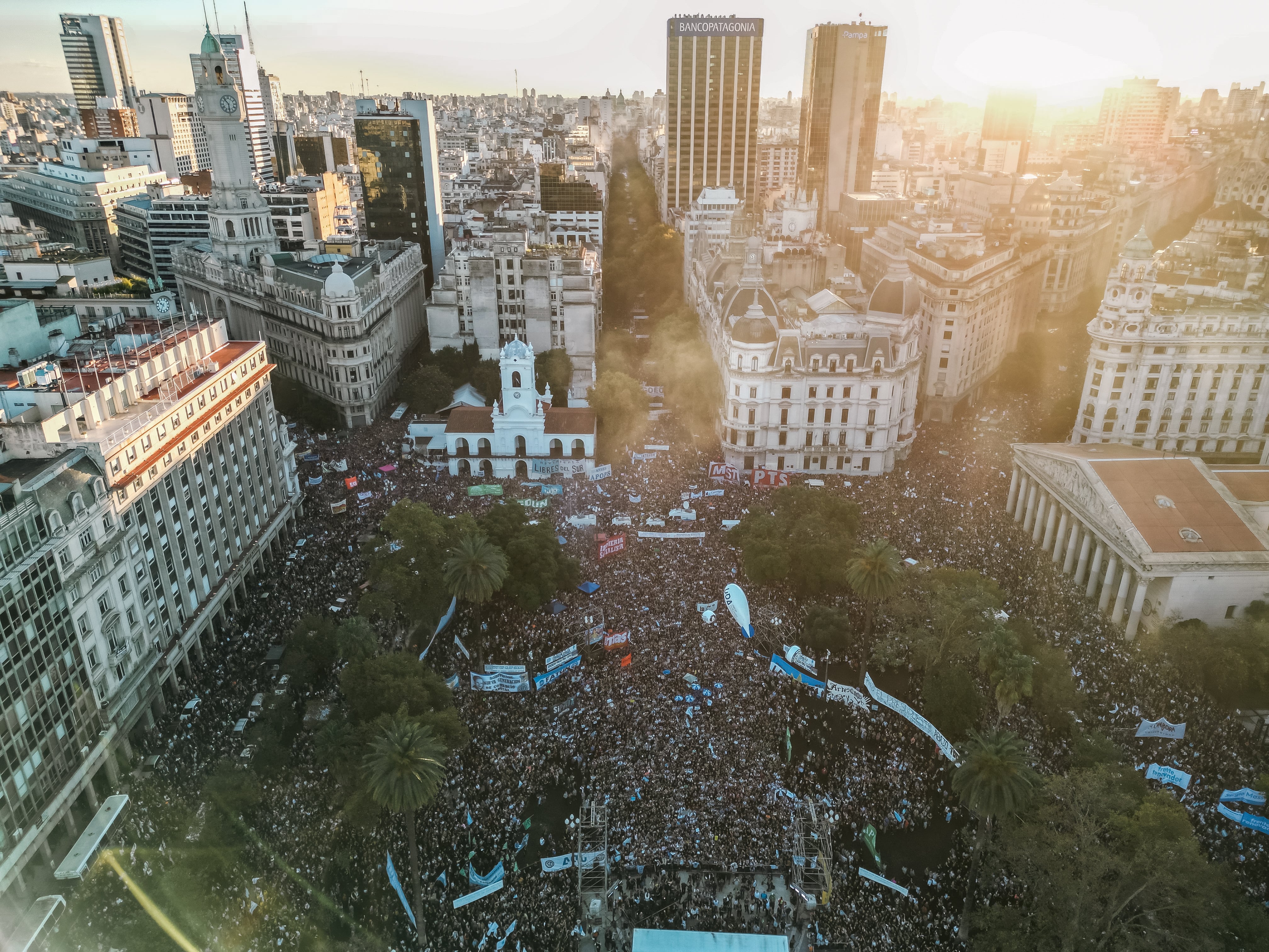 Fotografía de archivo de manifestantes que participan en una movilización del sector educativo contra el gobierno del presidente Javier Milei en Buenos Aires (Argentina). EFE/ Juan Ignacio Roncoroni 