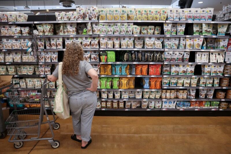 Una persona compra en un supermercado en Manhattan, Nueva York (REUTERS/Andrew Kelly/Archivo)