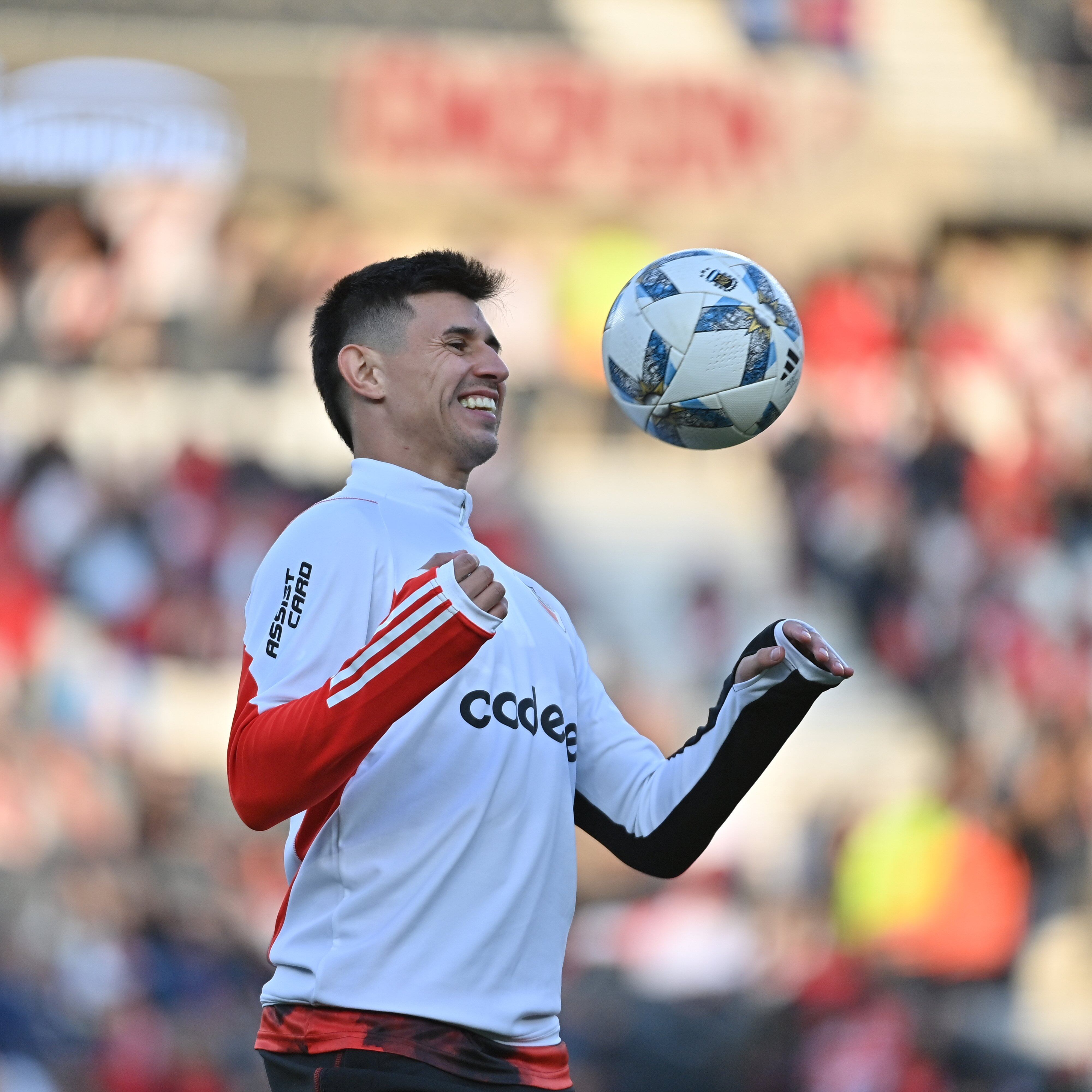 Adam Bareiro realiza la entrada en calor en el Monumental en la previa al amistoso de River ante Olimpia (@RiverPlate)