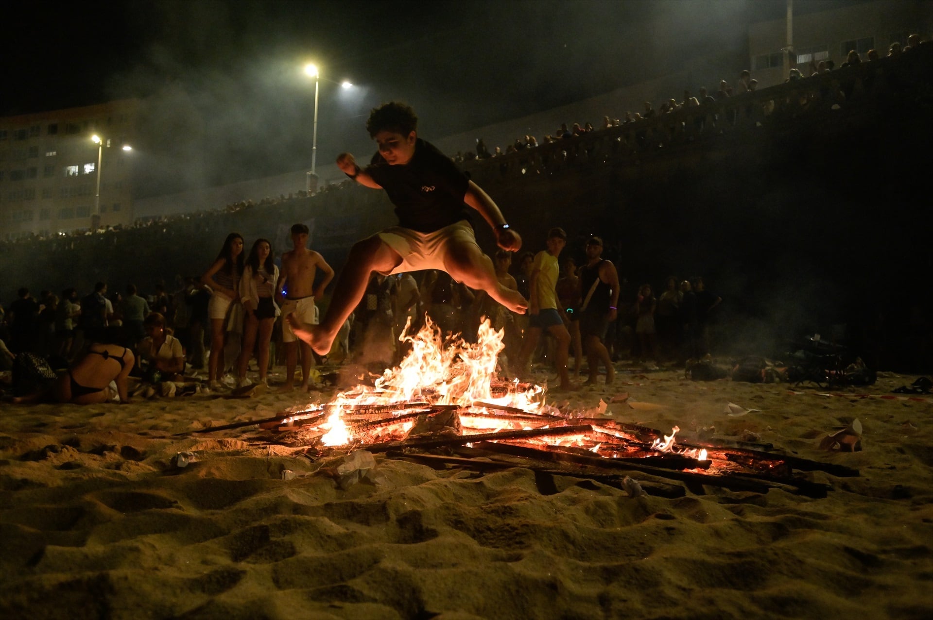 Una persona salta una hoguera durante la noche de San Juan en A Coruña (Galicia). M. Dylan / Europa Press