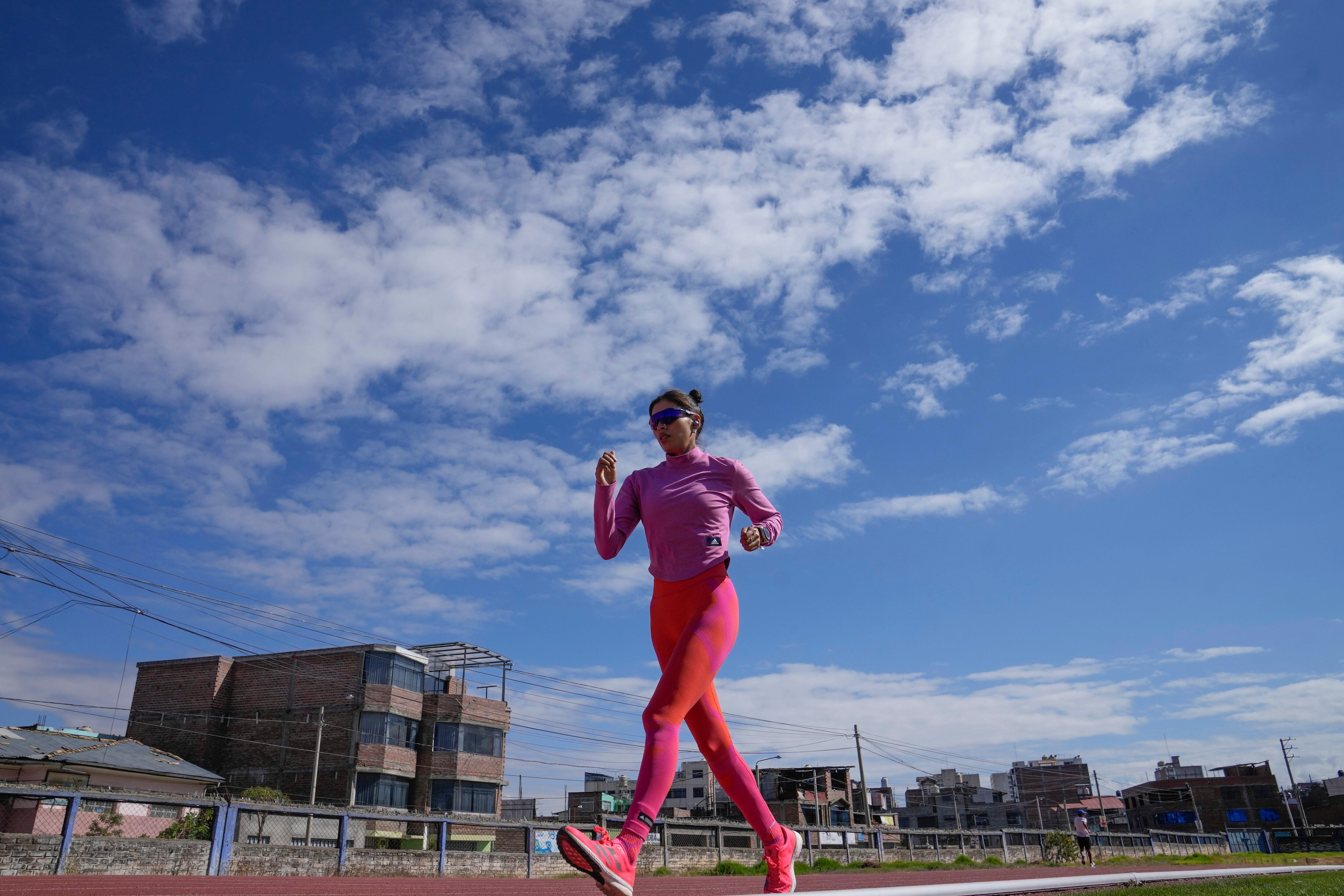 La marchista peruana Kimberly García entrena en el Estadio 3 de Octubre de Huancayo, el martes 28 de mayo de 2024 (AP Foto/Martín Mejía)