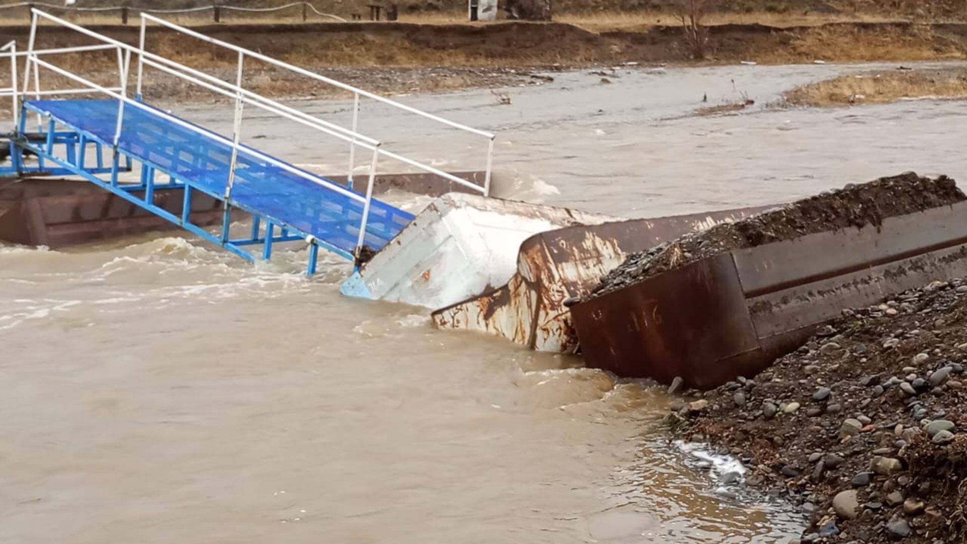 Santa Cruz: los fuertes vientos aceleraron el deshielo y algunas localidades quedaron bajo agua