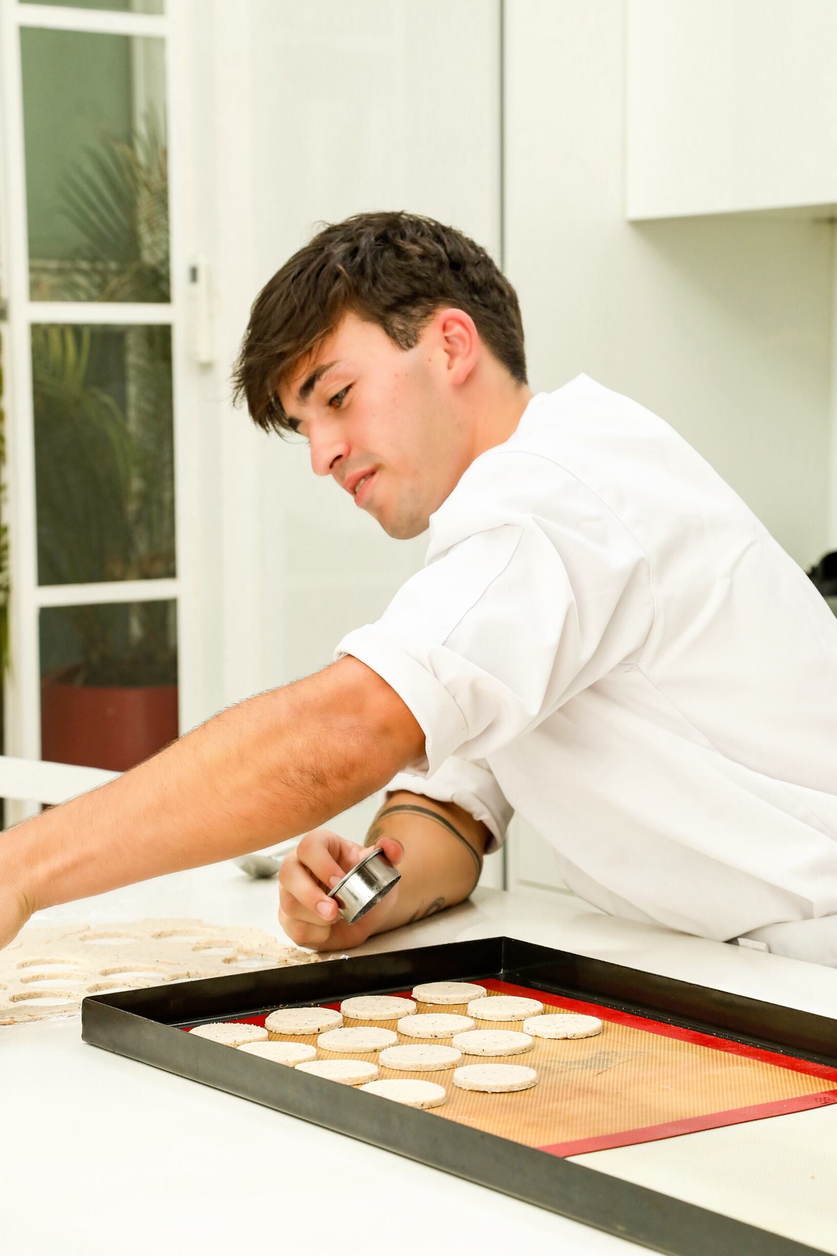 Toto realizando sus alfajores saludables (Gentileza prensa Flor Peña)