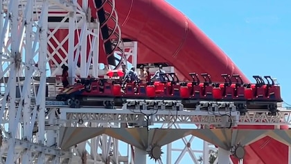 20 pasajeros quedaron atrapados en la montaña rusa de Disney Park en California