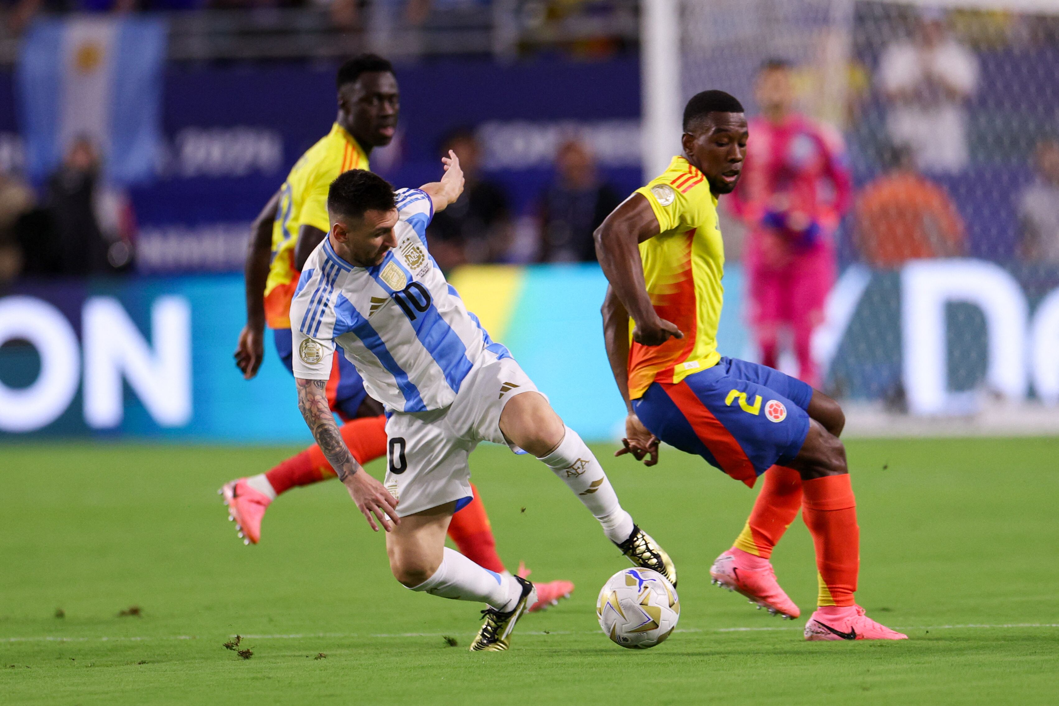 Messi maniobra ante dos rivales colombianos en la última final de la Copa América conquistada por la "Scaloneta" en Estados Unidos en julio último. Aunque el astro hoy viva en Miami, su sello siempre estará ligado con Rosario (Foto: USA TODAY Sports)