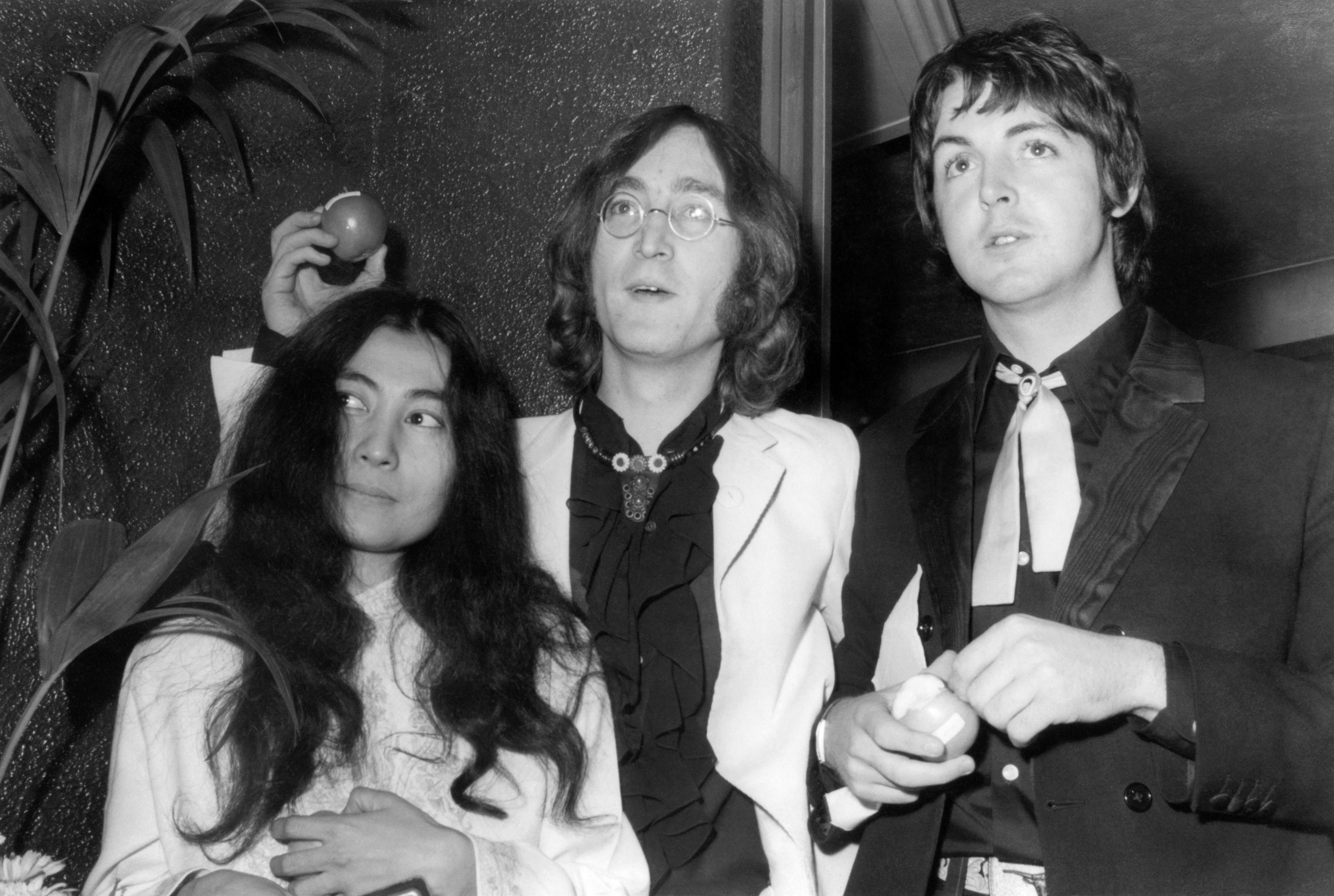 John Lennon y Yoko Ono junto a Paul McCartney en julio de 1968, en Londres (EFE/Archivo)