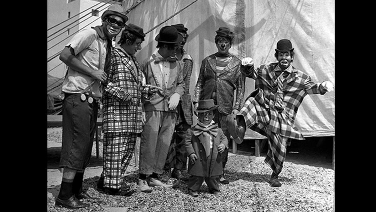 Foto antigua de varios payasos en un circo durante Fiestas Patrias (Archivo Histórico de El Comercio)