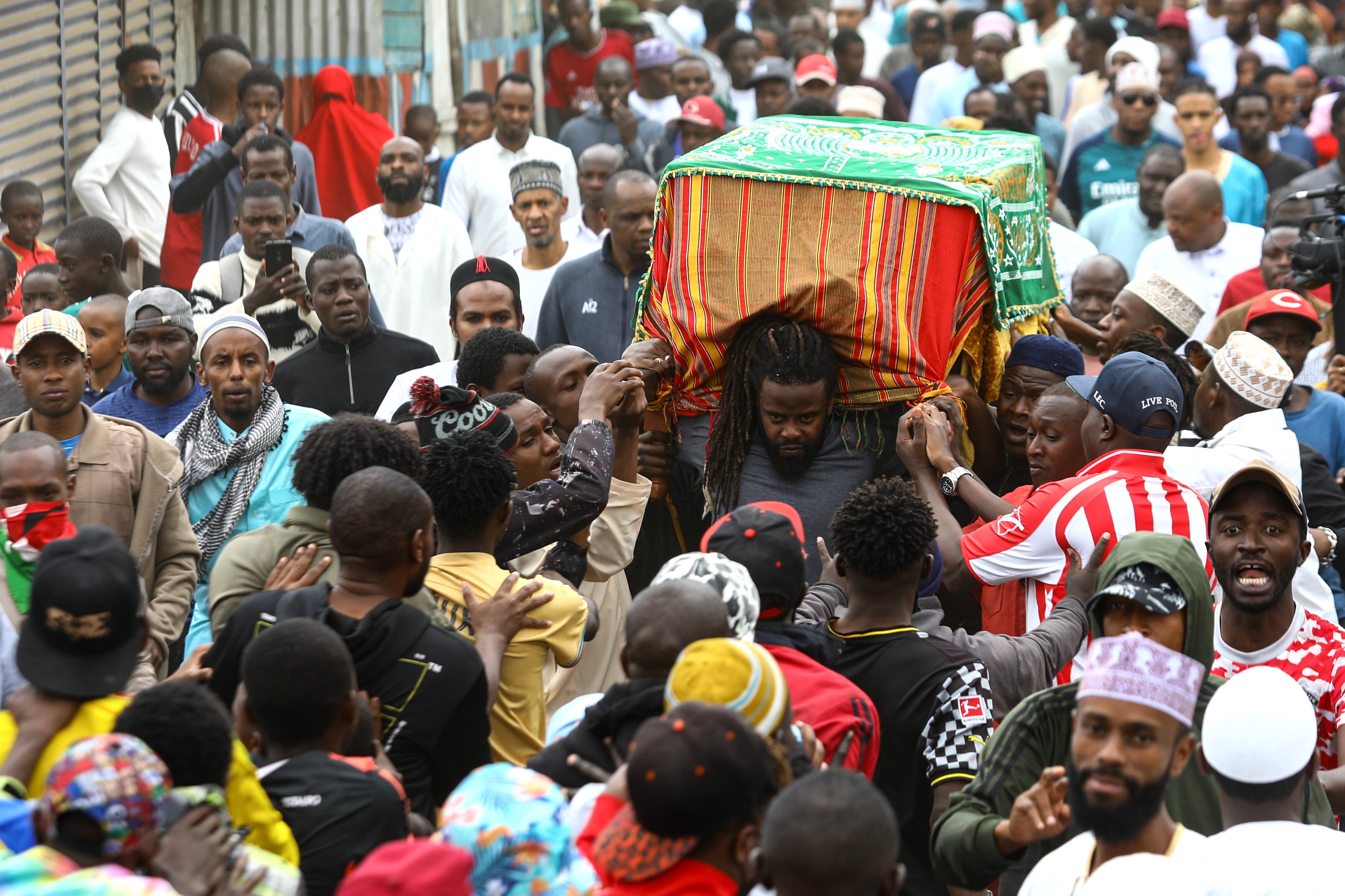 Amigos y familiares llevan el ataúd de Ibrahim Kamau, de 19 años, por las calles de la zona de Biafra, Kenia  (EFE/EPA/DANIEL IRUNGU)