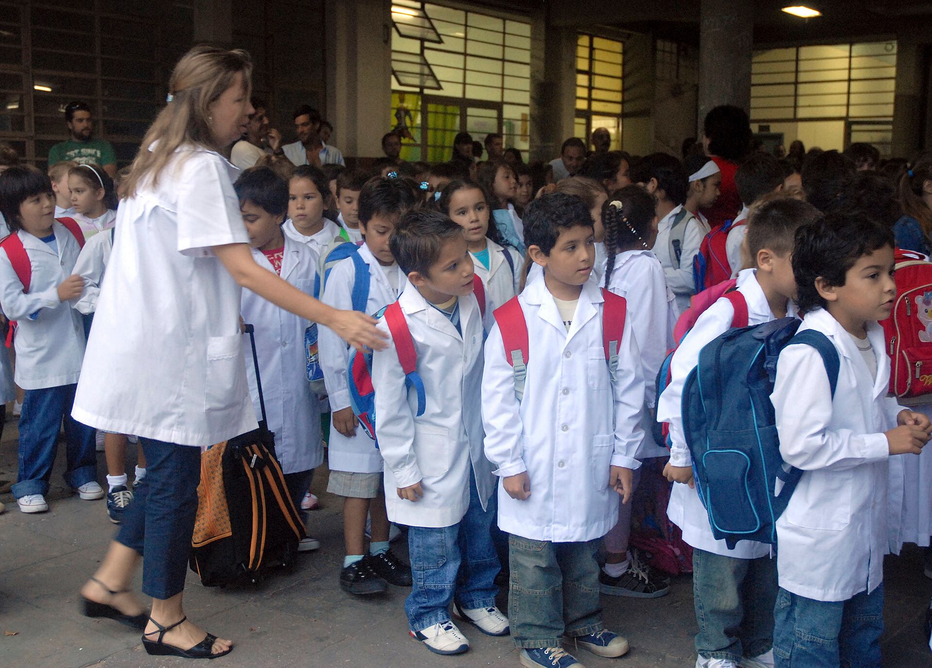 guardapolvo blanco en los colegios